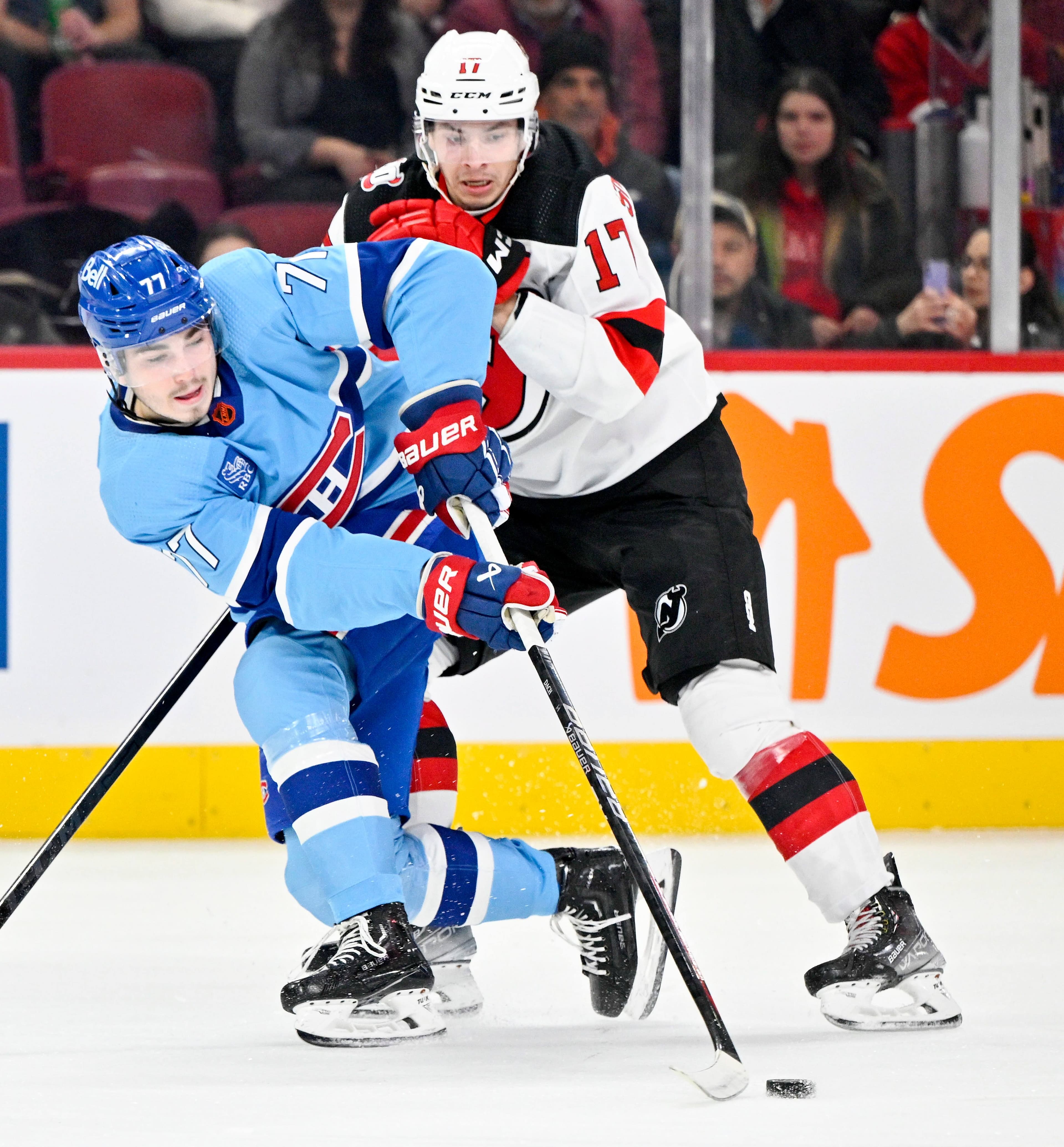 Kirby Dach, du Tricolore, était étroitement surveillé par Yegor Sharangovich, des Devils.