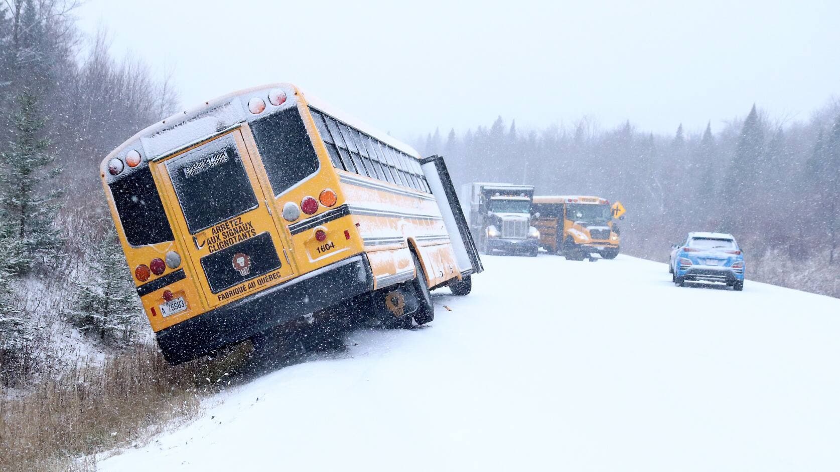 Un minicarambolage impliquant cinq véhicules, dont deux autobus scolaires, est survenu mercredi matin sur la route Léo-Major, dans le secteur de Val-Bélair.