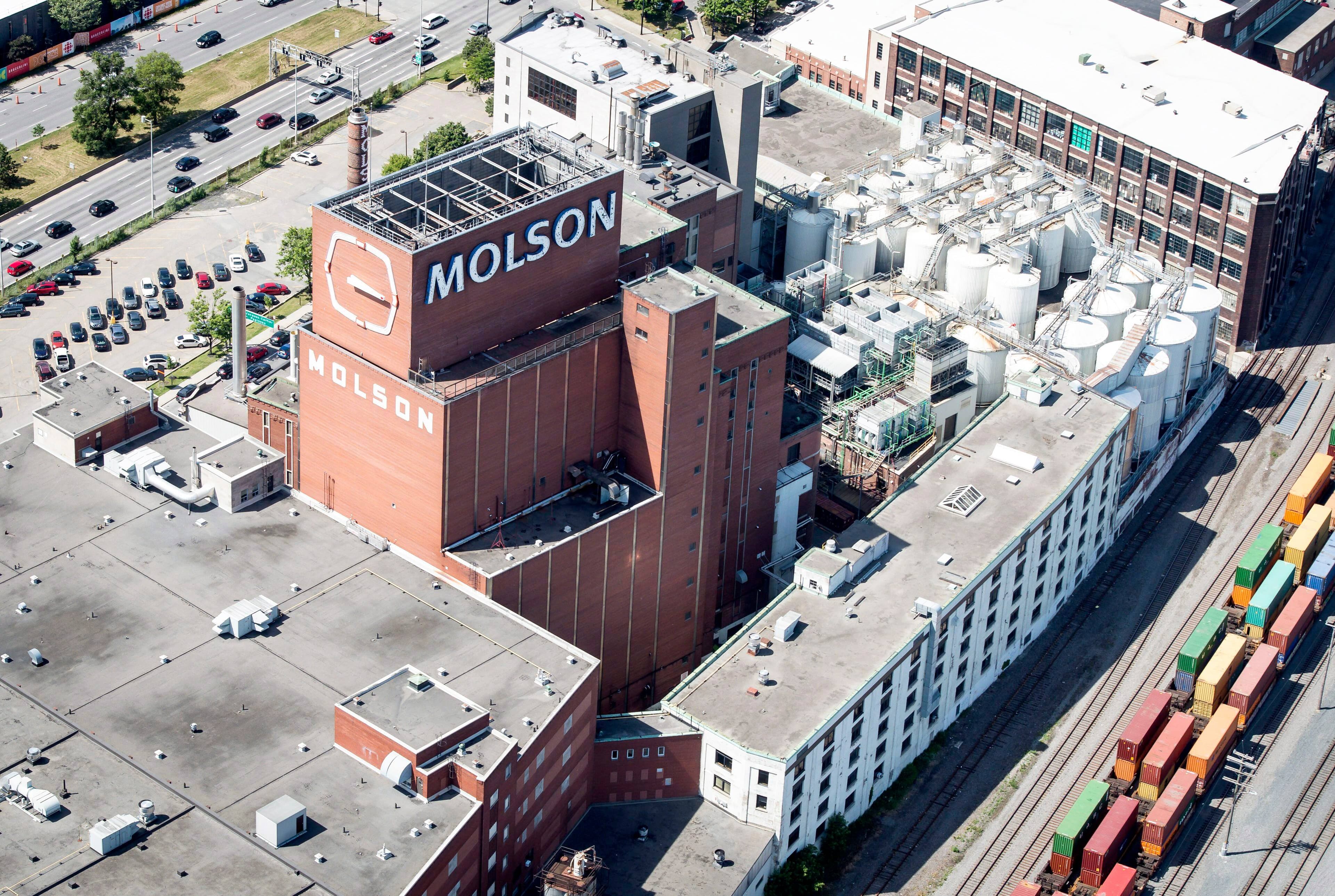 Le Fonds de solidarité FTQ et Montoni font équipe avec Groupe Sélection dans le projet de quartier sur le site de l’ancienne brasserie Molson, à proximité du Vieux-Montréal. Le Fonds FTQ et Montoni font partie des organisations qui ont, hier, officiellement tourné le dos à l’empire de Réal Bouclin.