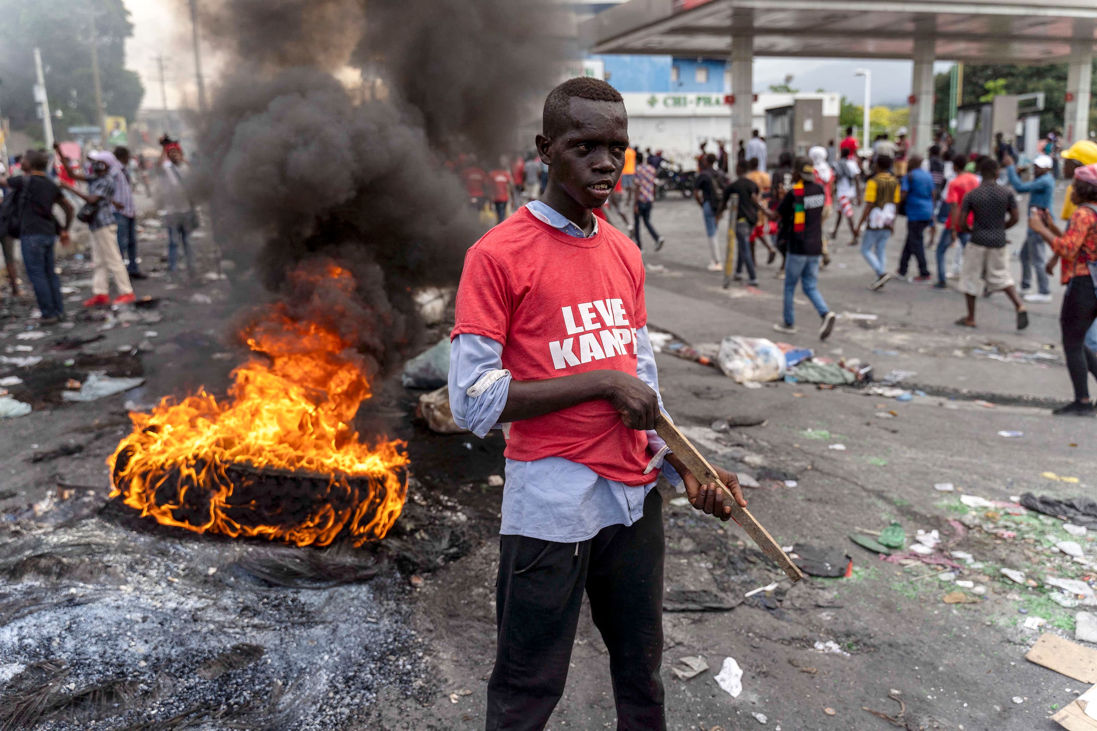 Haïti est de nouveau plongé dans le chaos depuis quelques semaines, alors que des gangs de rue ont pris le contrôle du pays et s’opposent farouchement à toute intervention militaire internationale, comme le montre cette photo prise le 24 octobre.