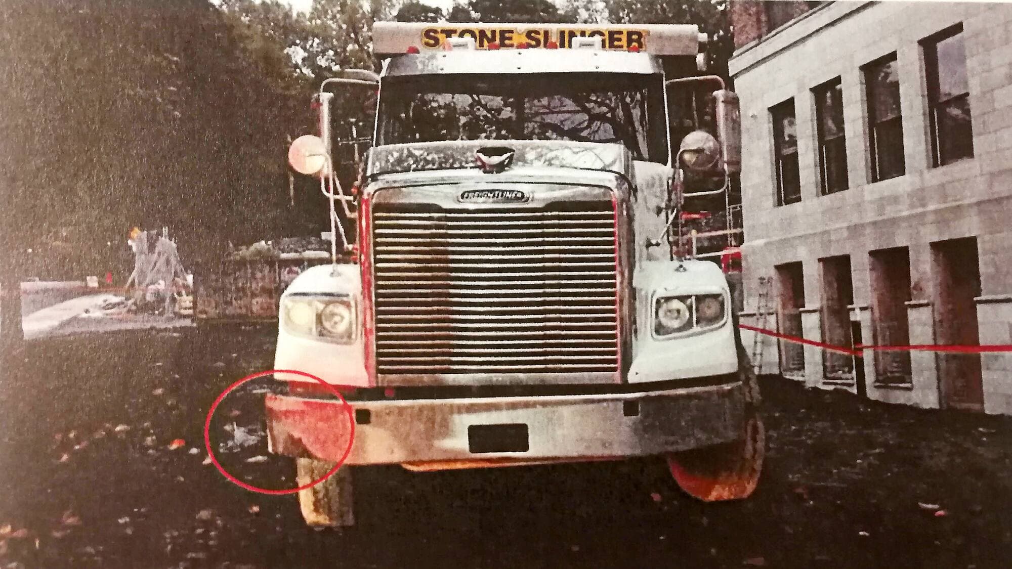 L’impact du vélo sur le camion (entouré).