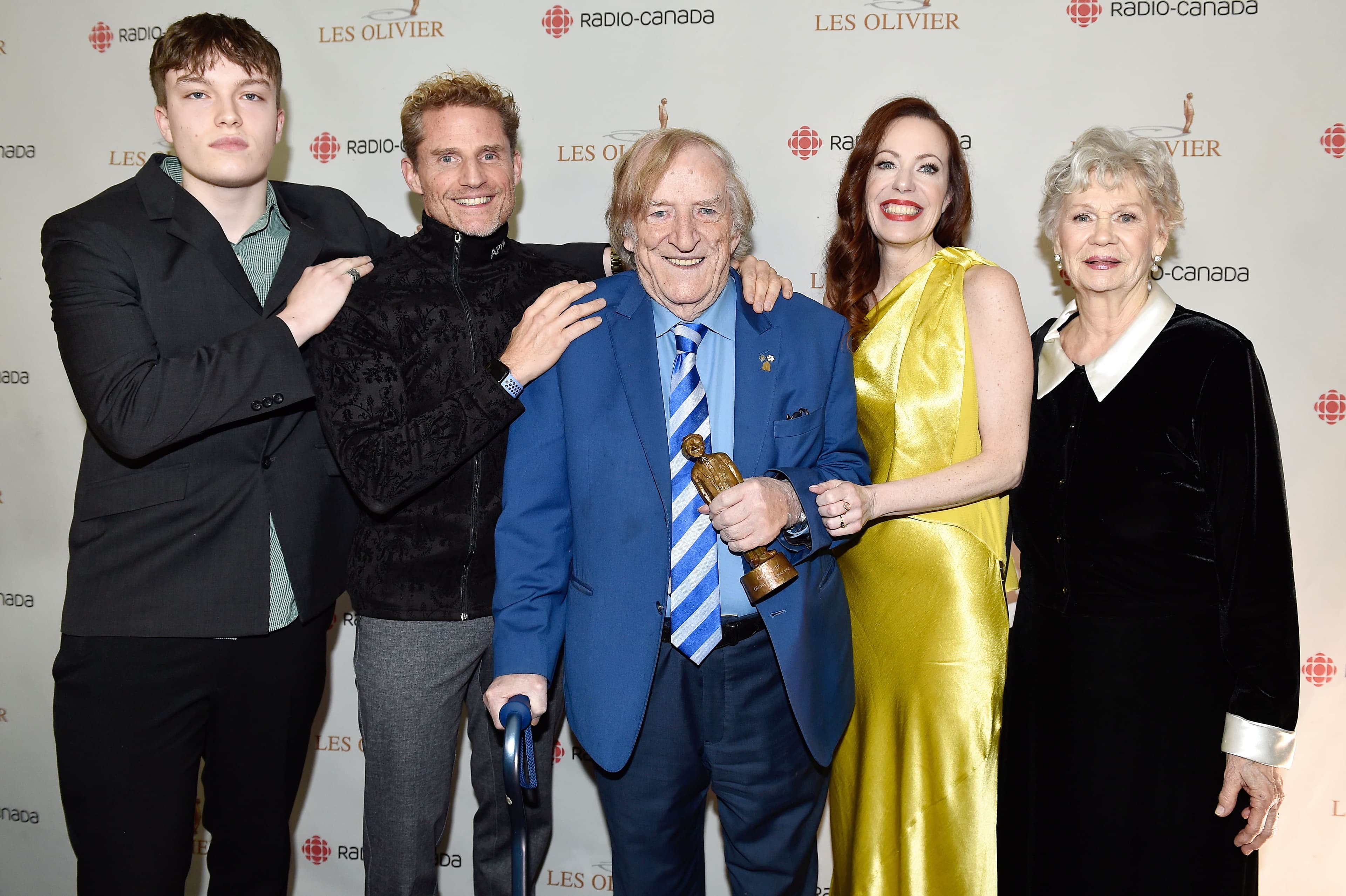 L’acteur entouré de sa famille lors du gala des Oliviers de 2019 après avoir reçu le trophée « Merci pour tout » .