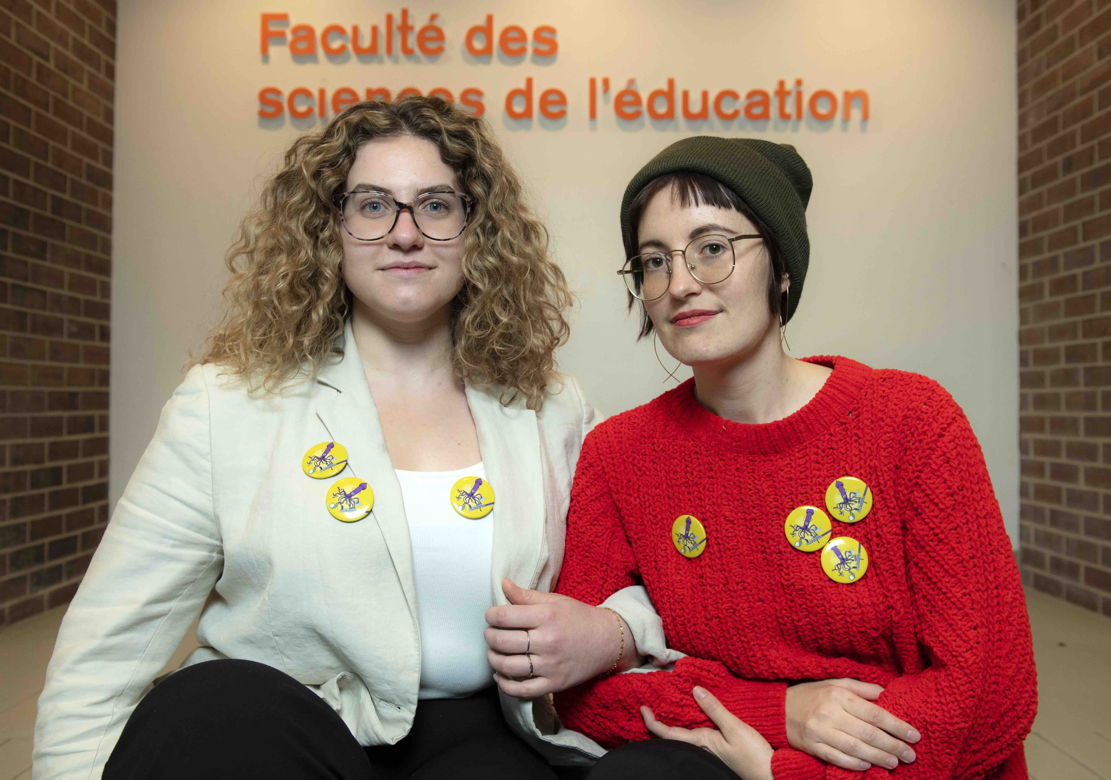 Aurélie Lauzon (à gauche) et Aurégan Damourette (à droite) étudiantes en enseignement à l’UQAM, s’opposent à une décision de l’université de sanctionner les grévistes d’un possible abandon à leur session d’automne.