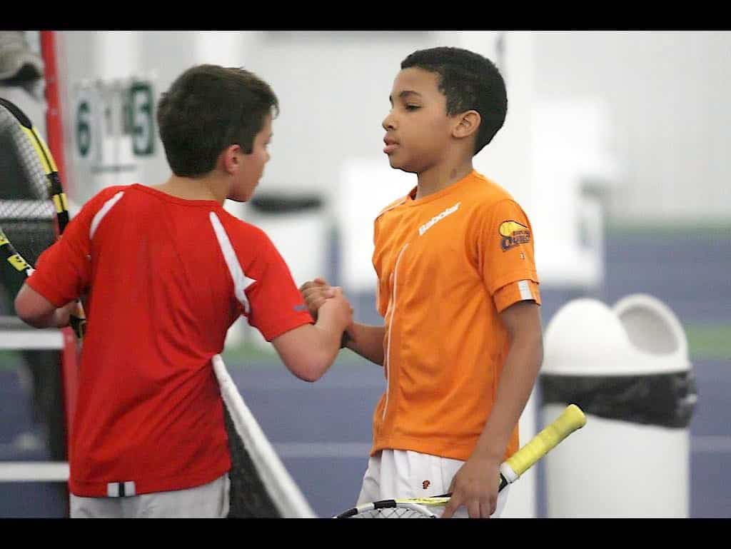 Alexis Galarneau (à gauche) et Félix Auger-Aliassime sont rapidement devenus amis, mais ils étaient aussi des rivaux sur le terrain à un très jeune âge. Les voici se serrant la main au filet, au terme d'un match.