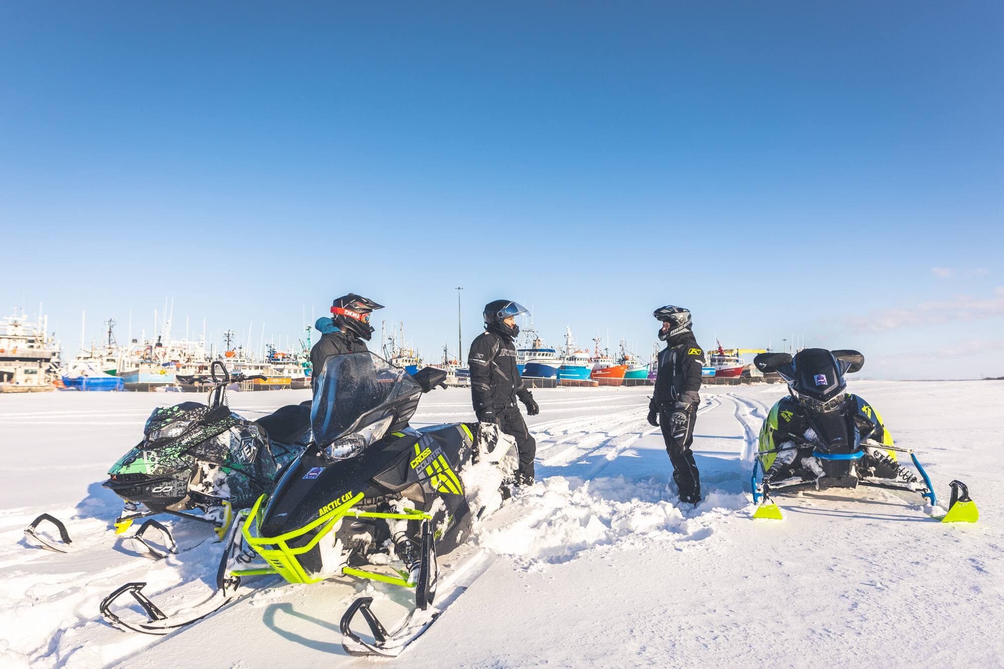 Pendant que les bateaux dorment paisiblement dans les glaces de la baie de Shippagan, les motoneigistes en profitent pour avoir accès à ce lieu unique.