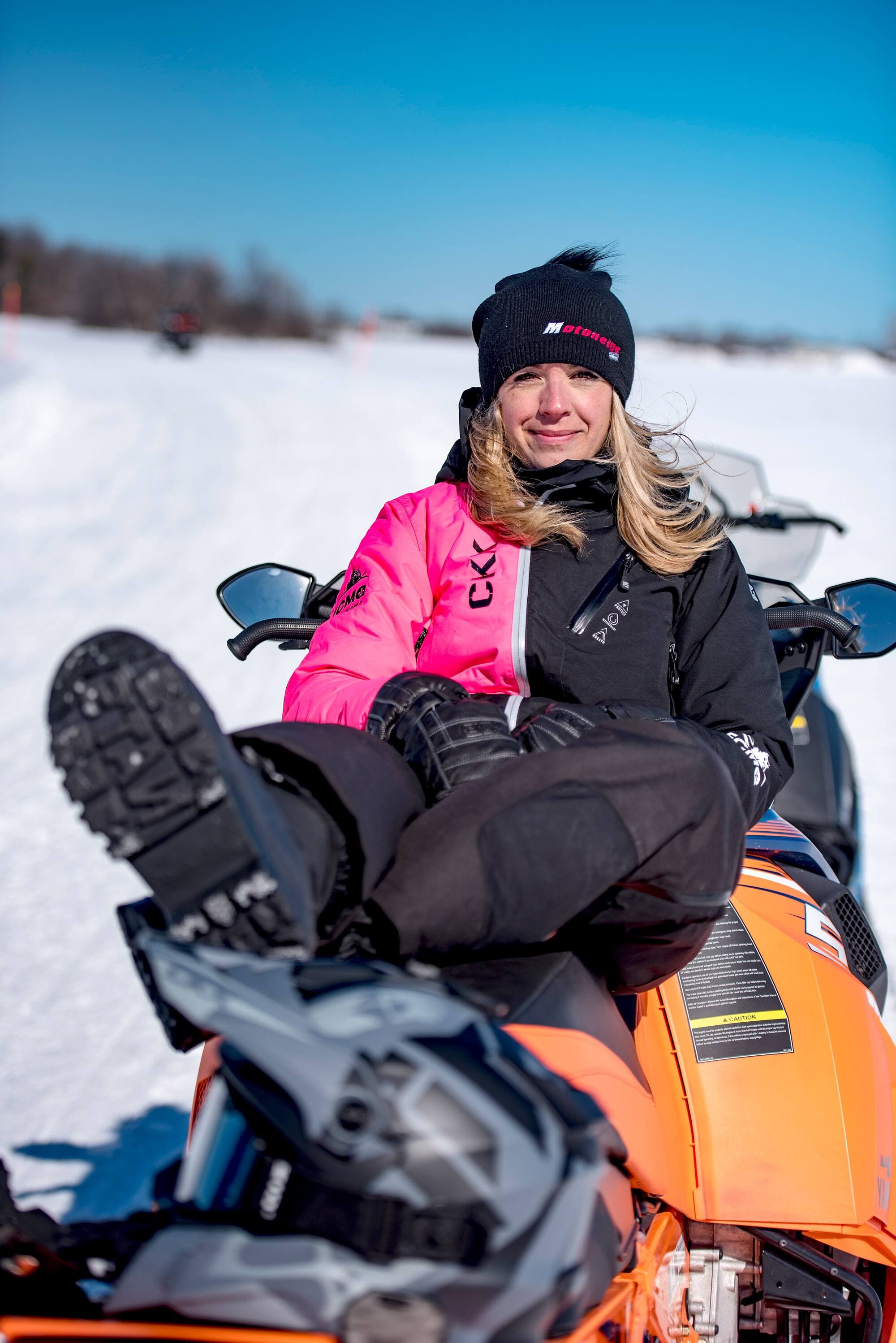 Bien étendue sur sa motoneige, Valérie Ménard profite de quelques moments de repos avant de reprendre le sentier.