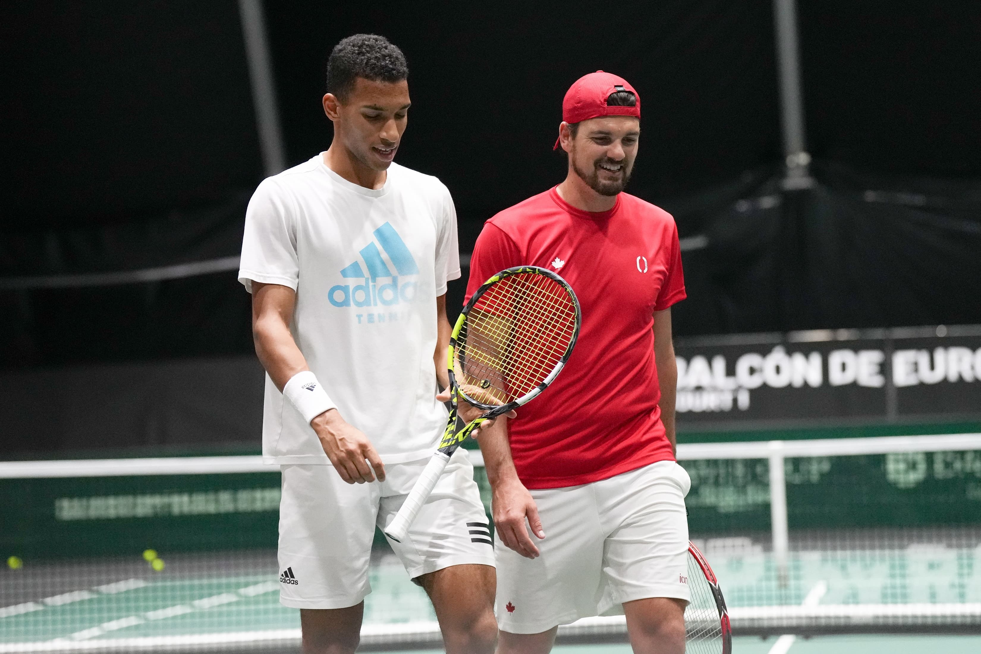 Félix Auger-Aliassime et le capitaine de l’équipe canadienne, Frank Dancevic, ont bien rigolé lors d’un entraînement mardi à Malaga.