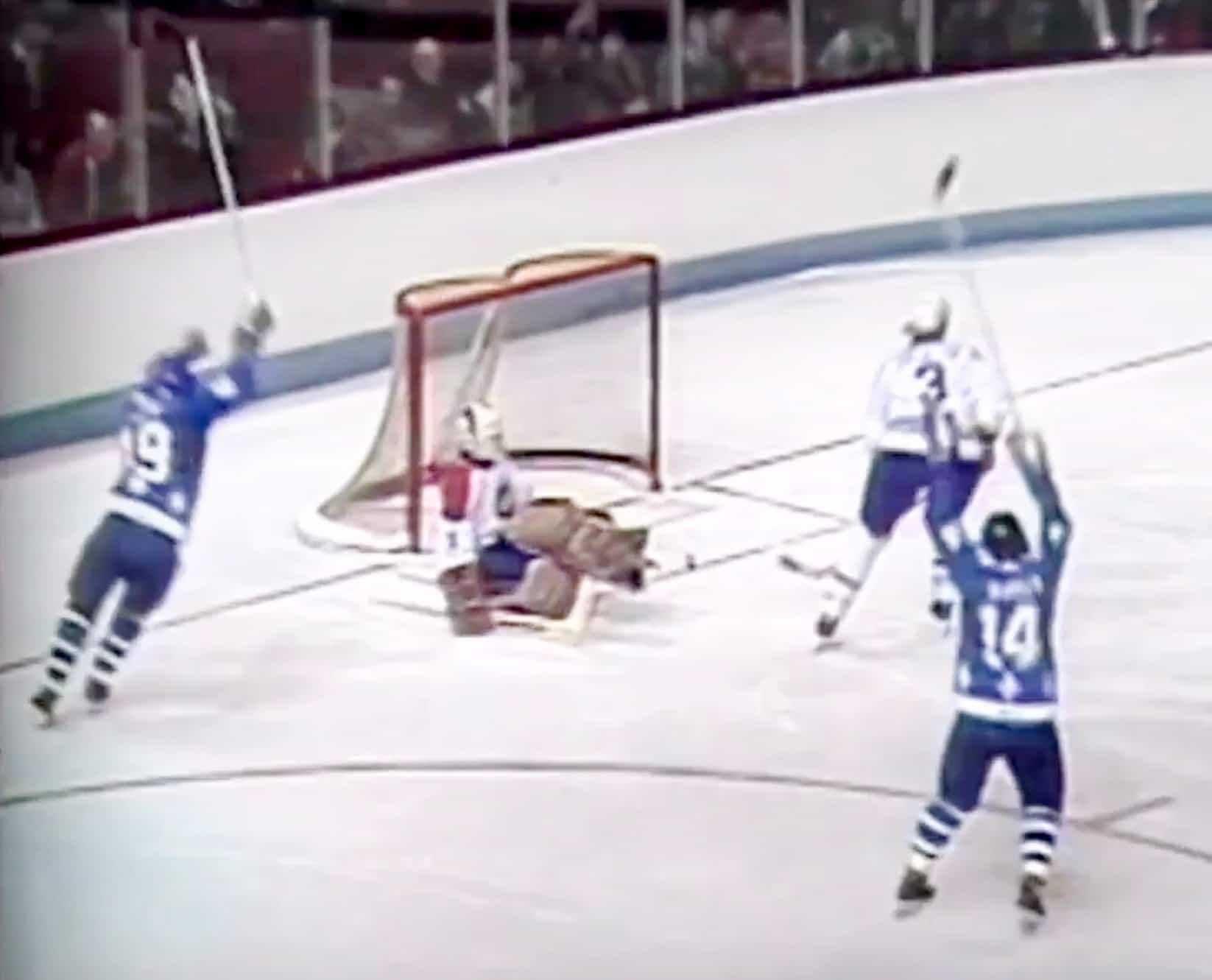 Alain Côté a inscrit trois buts contre le Canadien en séries. Il a marqué son premier but en séries éliminatoires, le 8 avril 1982 au Forum de Montréal, dans un match contre le Canadien. On le voit célébrer après avoir déjoué le gardien Rick Wamsley.