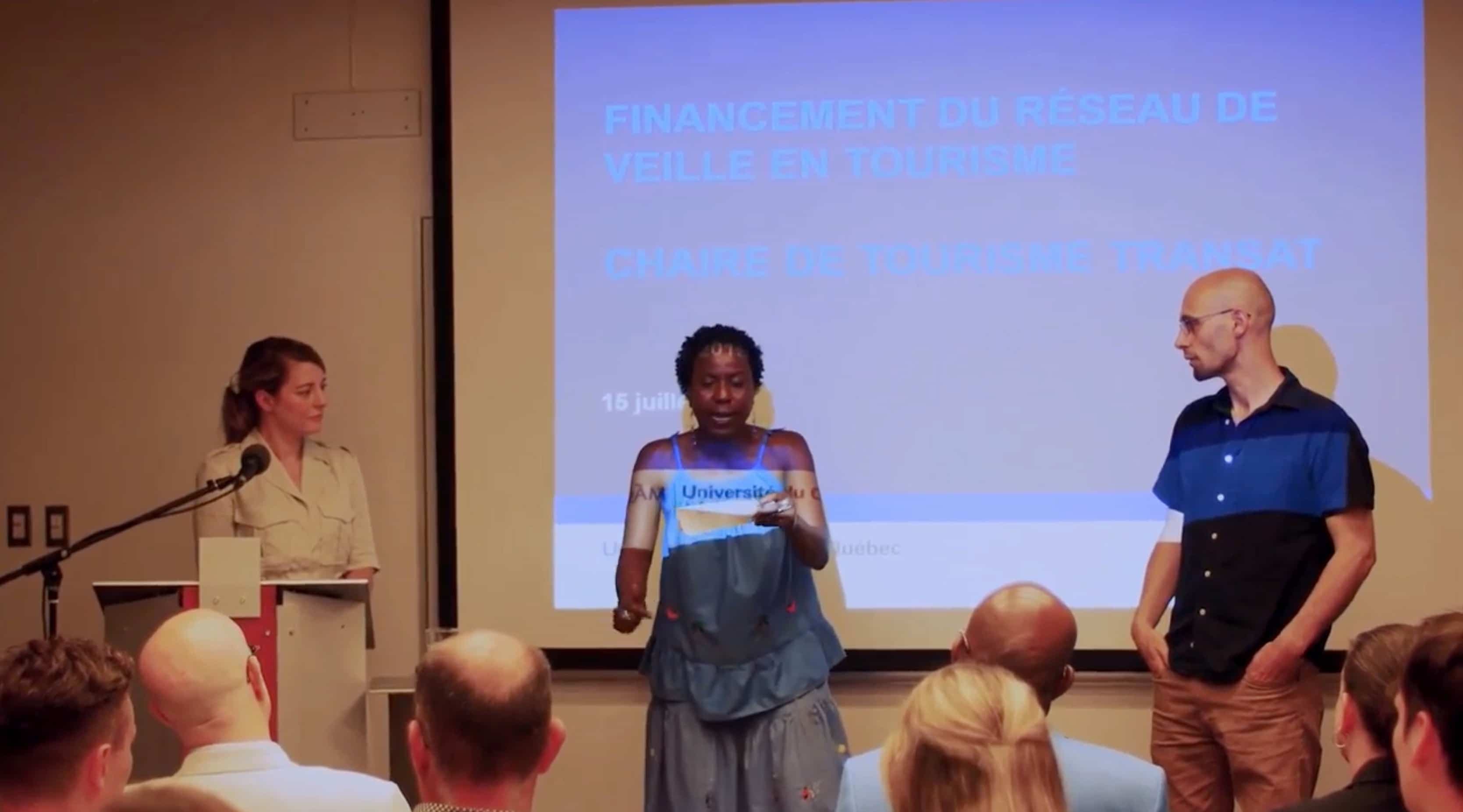 Yves Engler en train de perturber une conférence de presse de Mélanie Joly