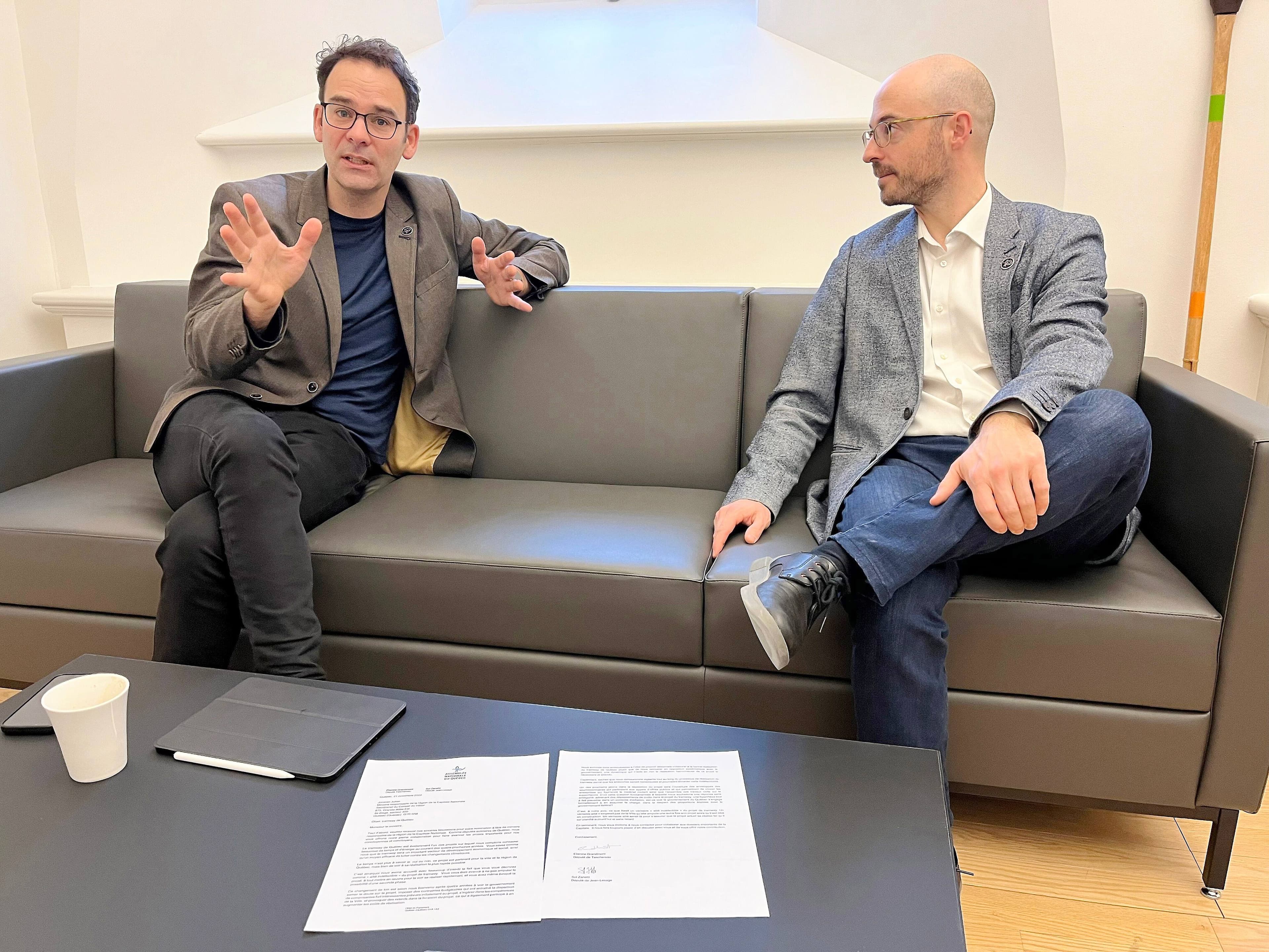 Les députés solidaires de Taschereau et de Jean-Lesage, Etienne Grandmont et Sol Zanetti, ont fait parvenir une lettre au ministre responsable de la Capitale-Nationale, Jonatan Julien, l’invitant à assurer que le gouvernement assumera sa part des dépassements de coûts à prévoir pour le tramway, vu le contexte actuel de surchauffe.