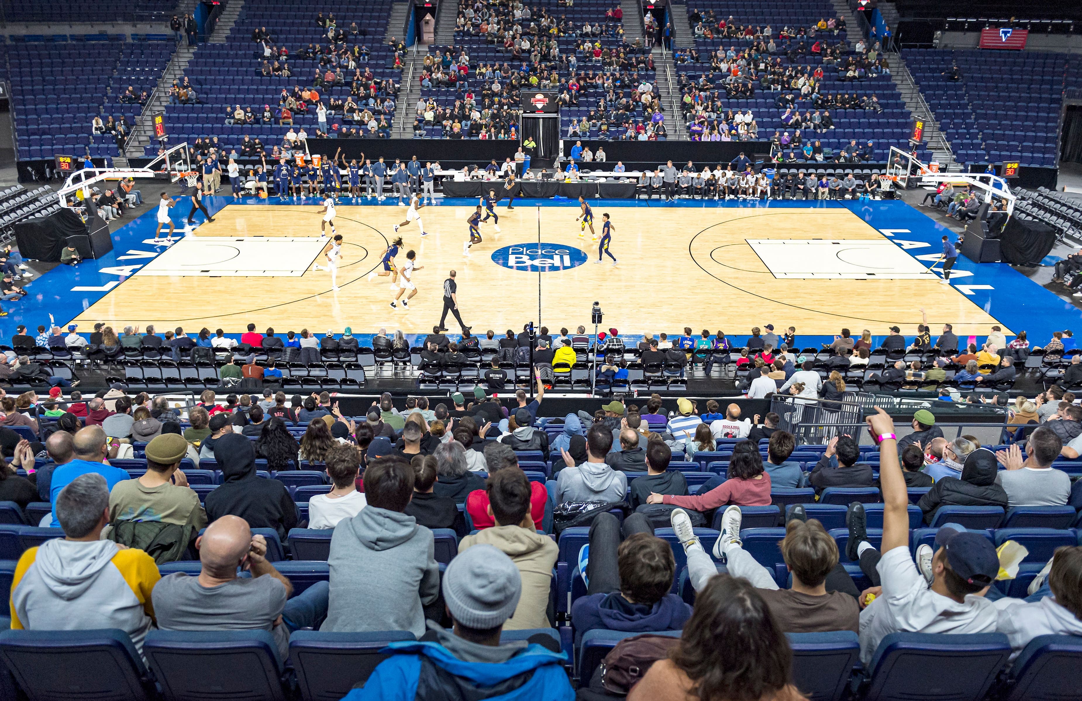 Des milliers d’amateurs de basket sont allés à la Place Bell de Laval ce week-end pour assister à la Classique du Nord, où plusieurs équipes universitaires de la NCAA s’affrontent.