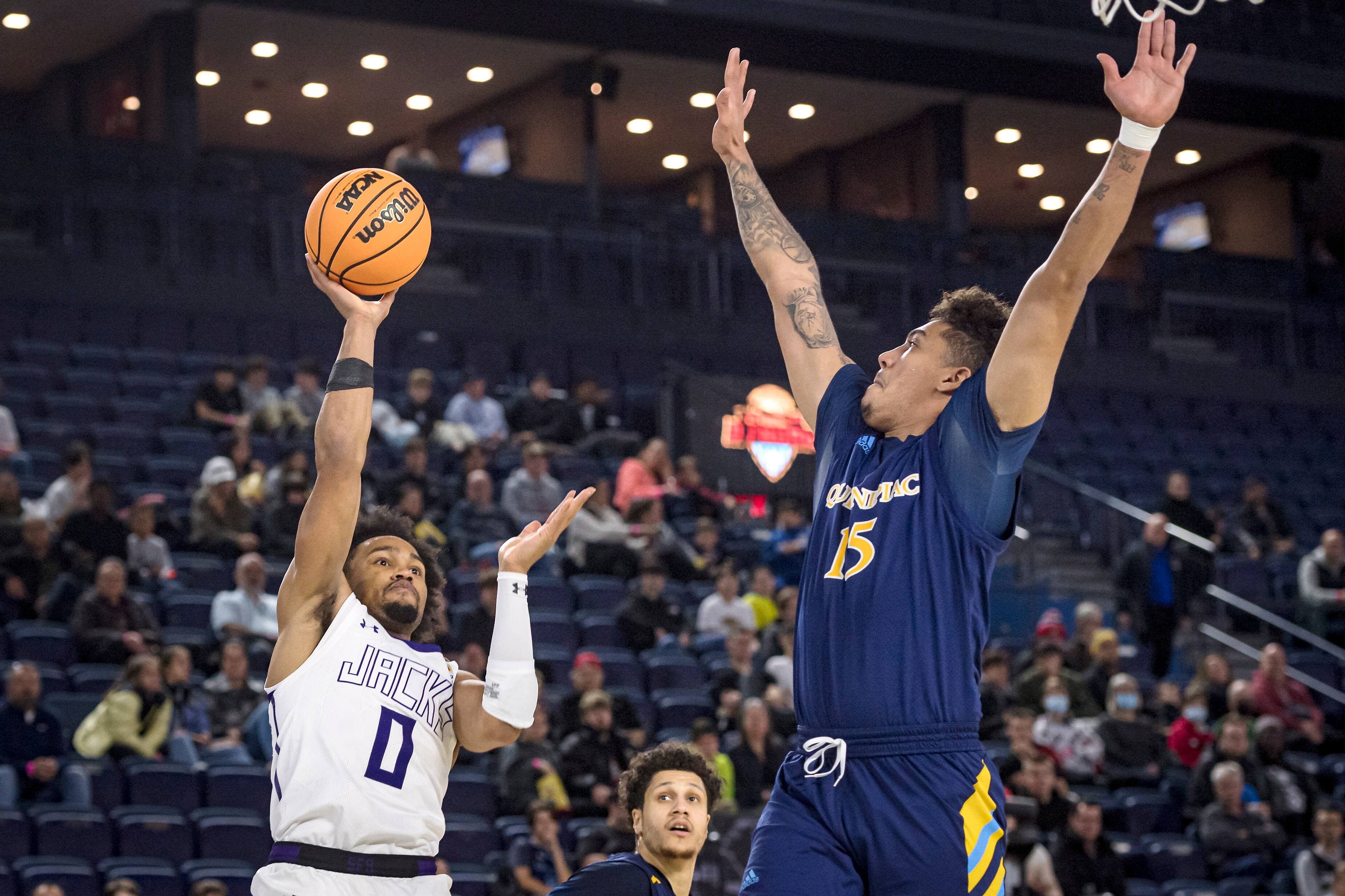 Nigel Hawkins, des Lumberjacks, tentait un tir contre Luis Kortright, des Bobcats.