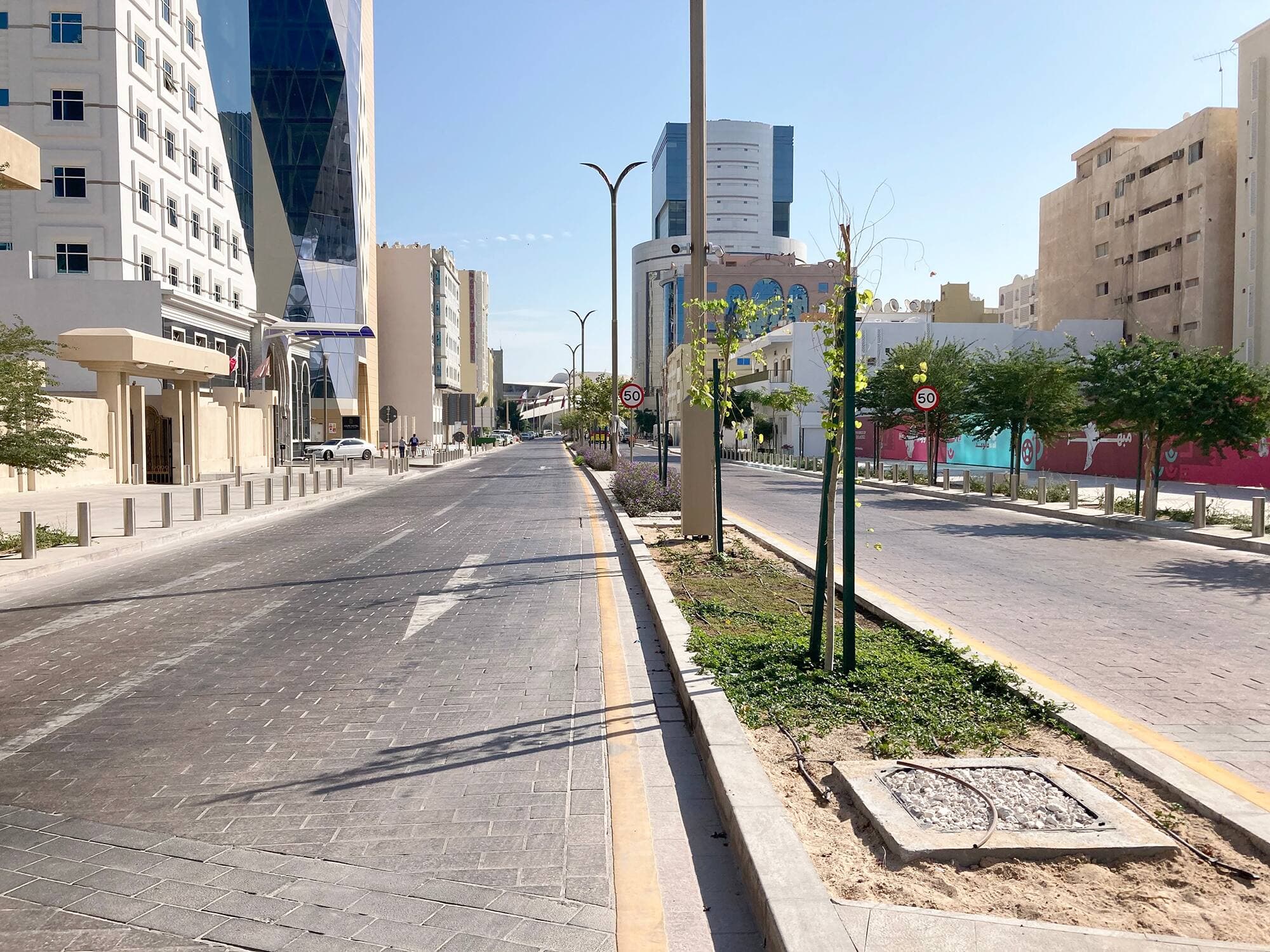 Entre 11 h 30 et 13 h, le vendredi, les rues sont désertes à Doha.