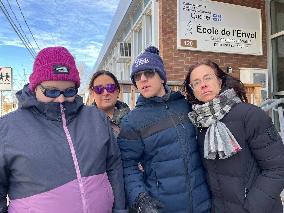 Sarah-Maude (à gauche) en compagnie de sa mère, Marie-Ève Hébert, ainsi que de son camarade d’école Antoine, et sa mère, Gabrielle Tousignant. Sarah-Maude et Antoine devront changer d'école l'an prochain, comme plusieurs autres élèves aux besoins particuliers.