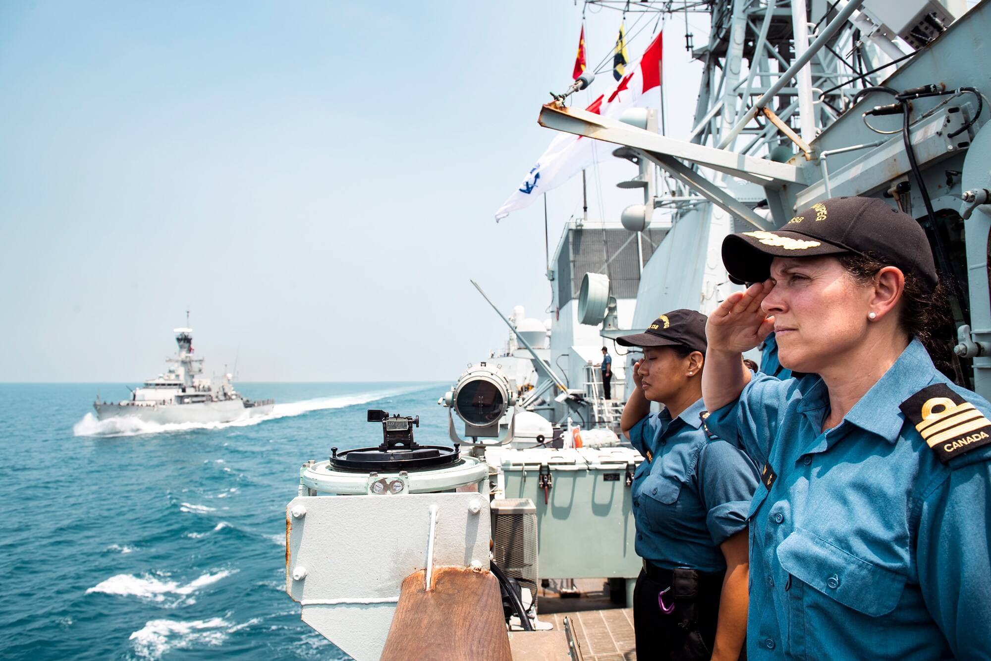 Les militaires canadiennes Annick Fortin et Lyann Murdock-Finegold saluent le passage du bateau indonésien à son départ de Jakarta le 3 septembre.