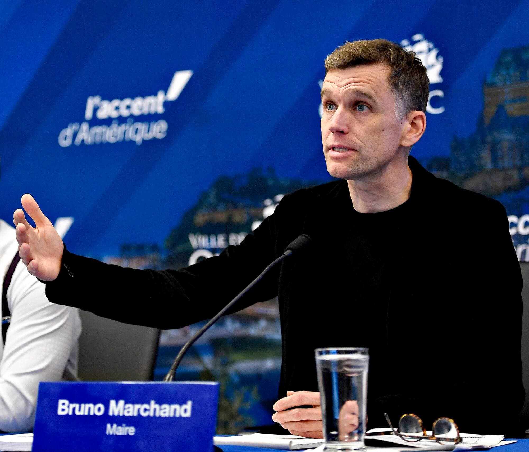 En point de presse, lundi, le maire de Québec
Bruno Marchand a dit avoir fait un « effort colossal » pour limiter la hausse de taxes à
2,5 % en 2023.