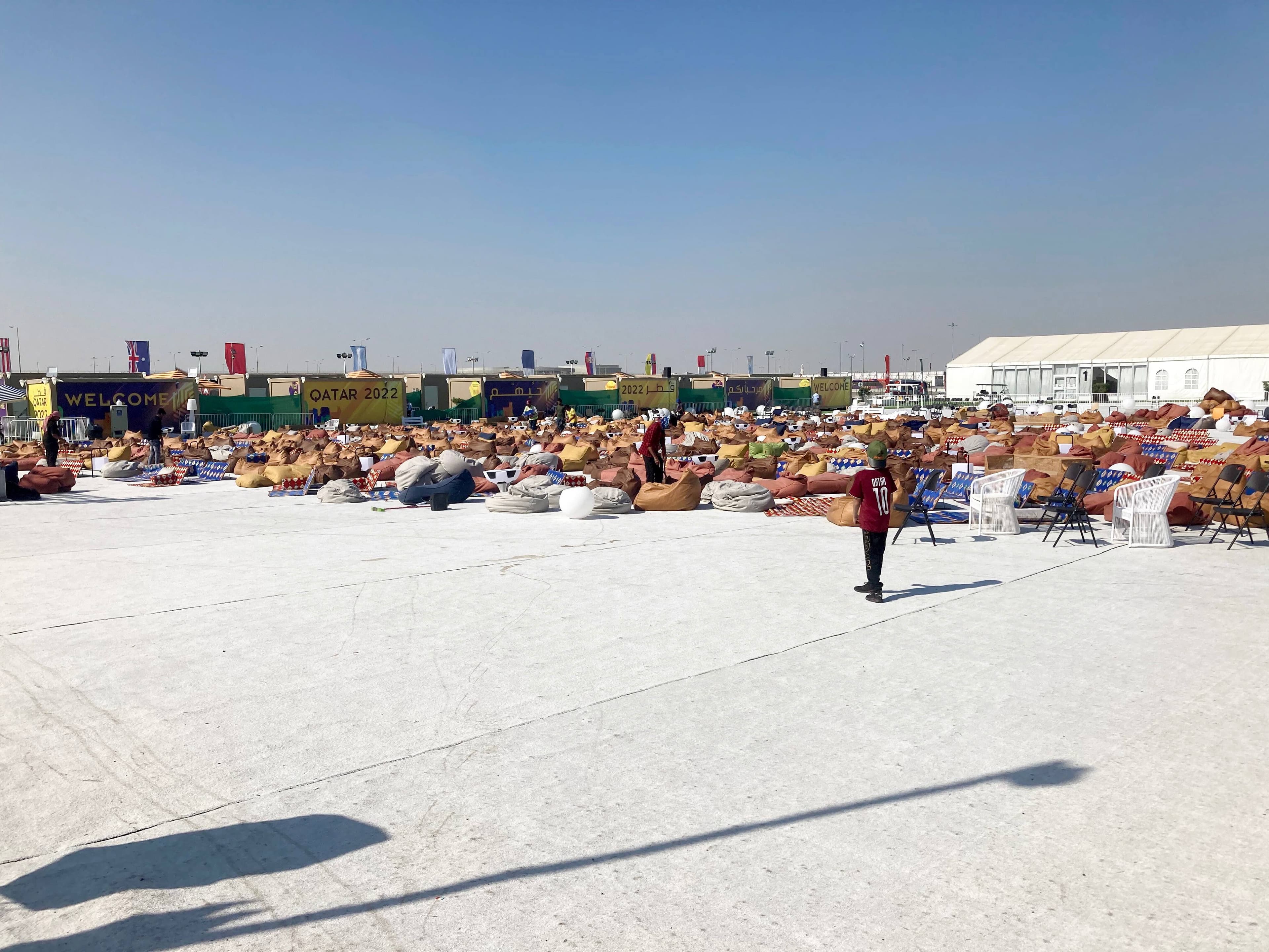 Pas de billet pour un match, pas grave. Les parties sont diffusées sur un écran géant dans les villages de partisans dans un espace aménagé. Un peu de confort sous un soleil de plomb.