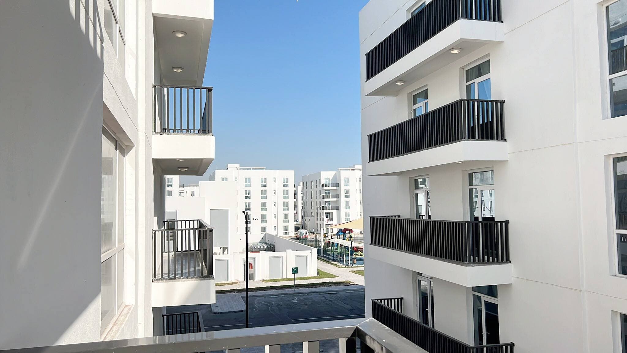 La vue extérieure du condo où logent les deux gars dans un quartier tout neuf.