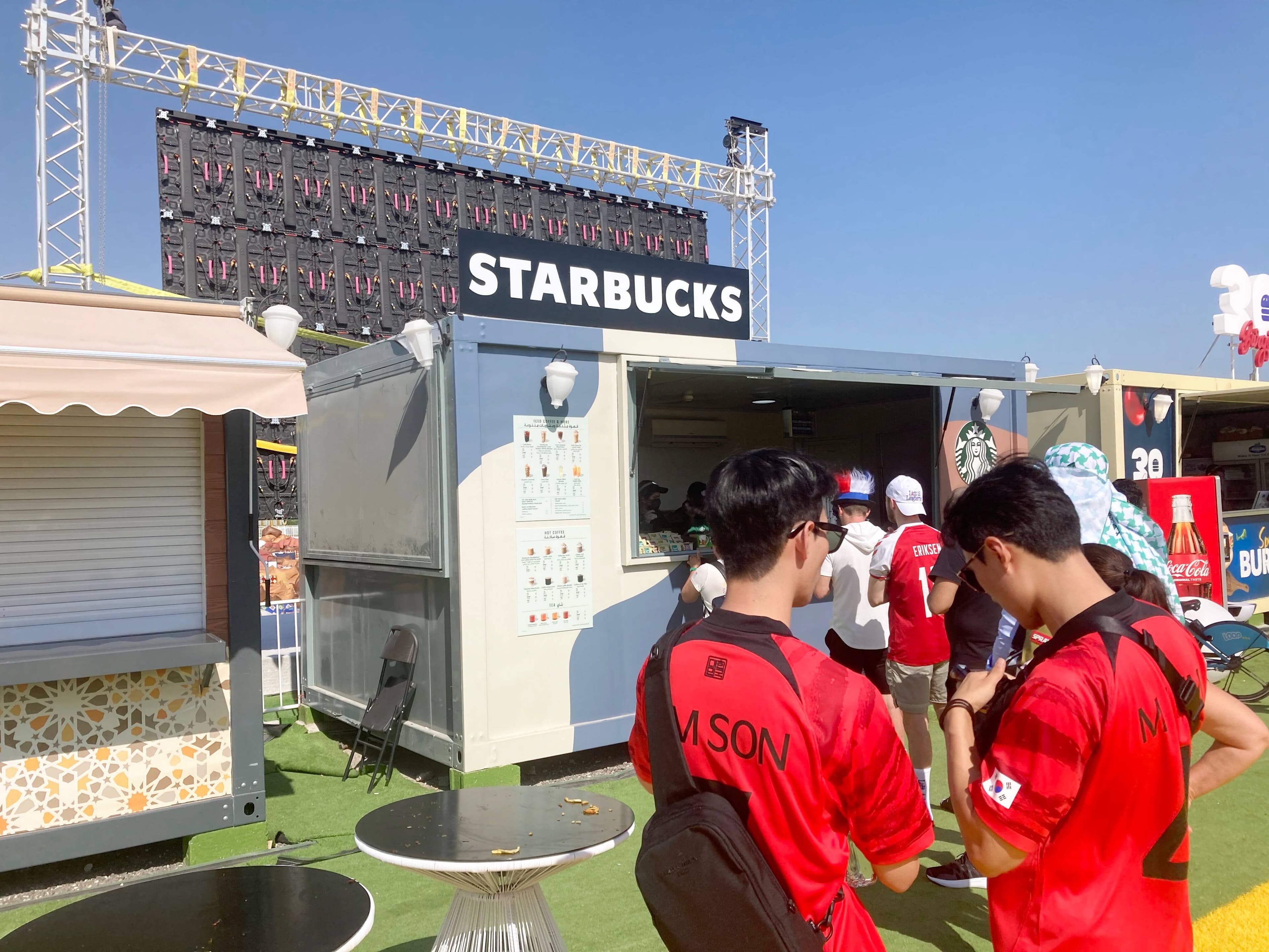 Les amateurs de soccer qui logent dans ces villages trouvent différents commerces pour leurs besoins, même un kiosque d’un café Starbucks