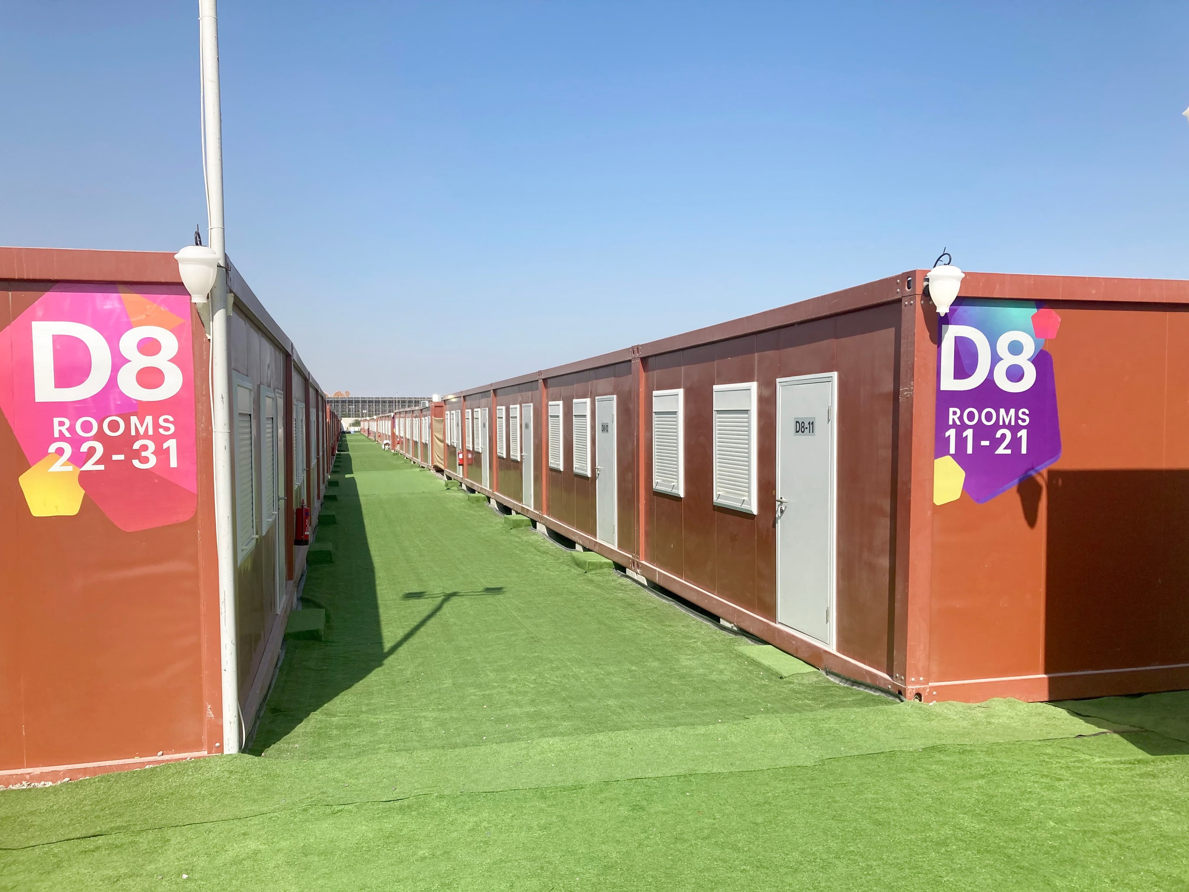 Les chambres des partisans dans les villages des fans ne sont finalement que des conteneurs déposés sur un tapis gazon sur des terrains vagues.