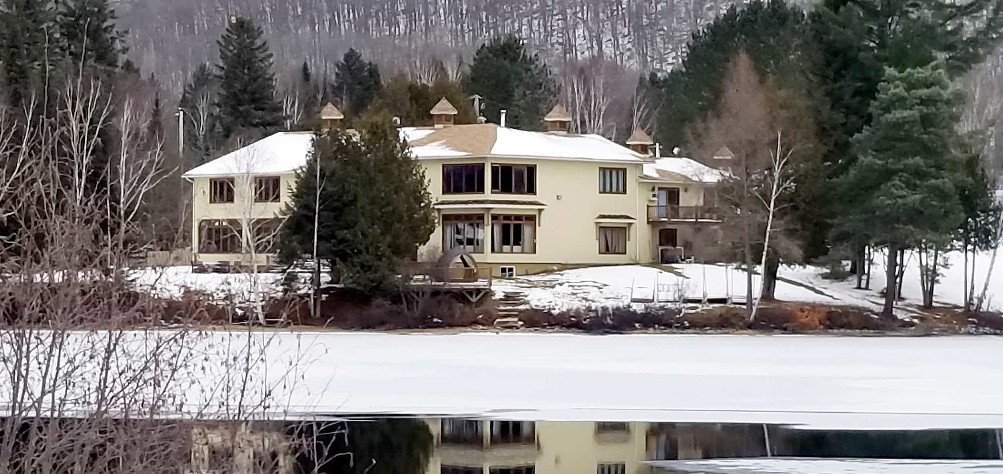 Un chalet évalué à 1,6 million $ détenu par la famille Basal à Saint-Donat serait sur le point d’être repris par un créancier, selon le promoteur.