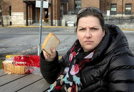 Brigitte Petrie, la présidente de la Fédération interprofessionnelle de la santé (FIQ) qui représente les infirmières de la Montérégie-Est, est allée porter du pain au PDG du CISSS pour dénoncer la sanction donnée à l’infirmière.