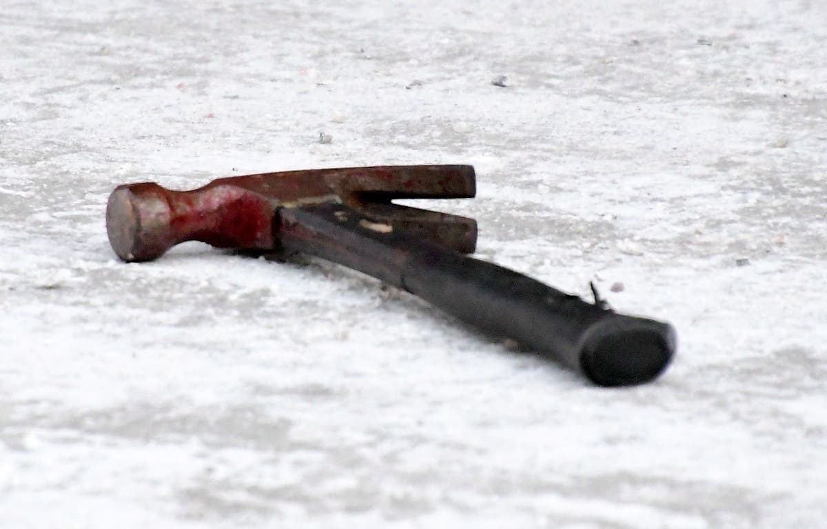 Une femme avait été arrêtée pour tentative de meurtre sur un homme, dans la nuit de vendredi dernier, dans le quartier Saint-Roch, à Québec. Un marteau qui semblait être ensanglanté avait été retrouvé dans le périmètre de sécurité, mais la police n’a jamais confirmé s’il s’agissait de l’arme du crime.