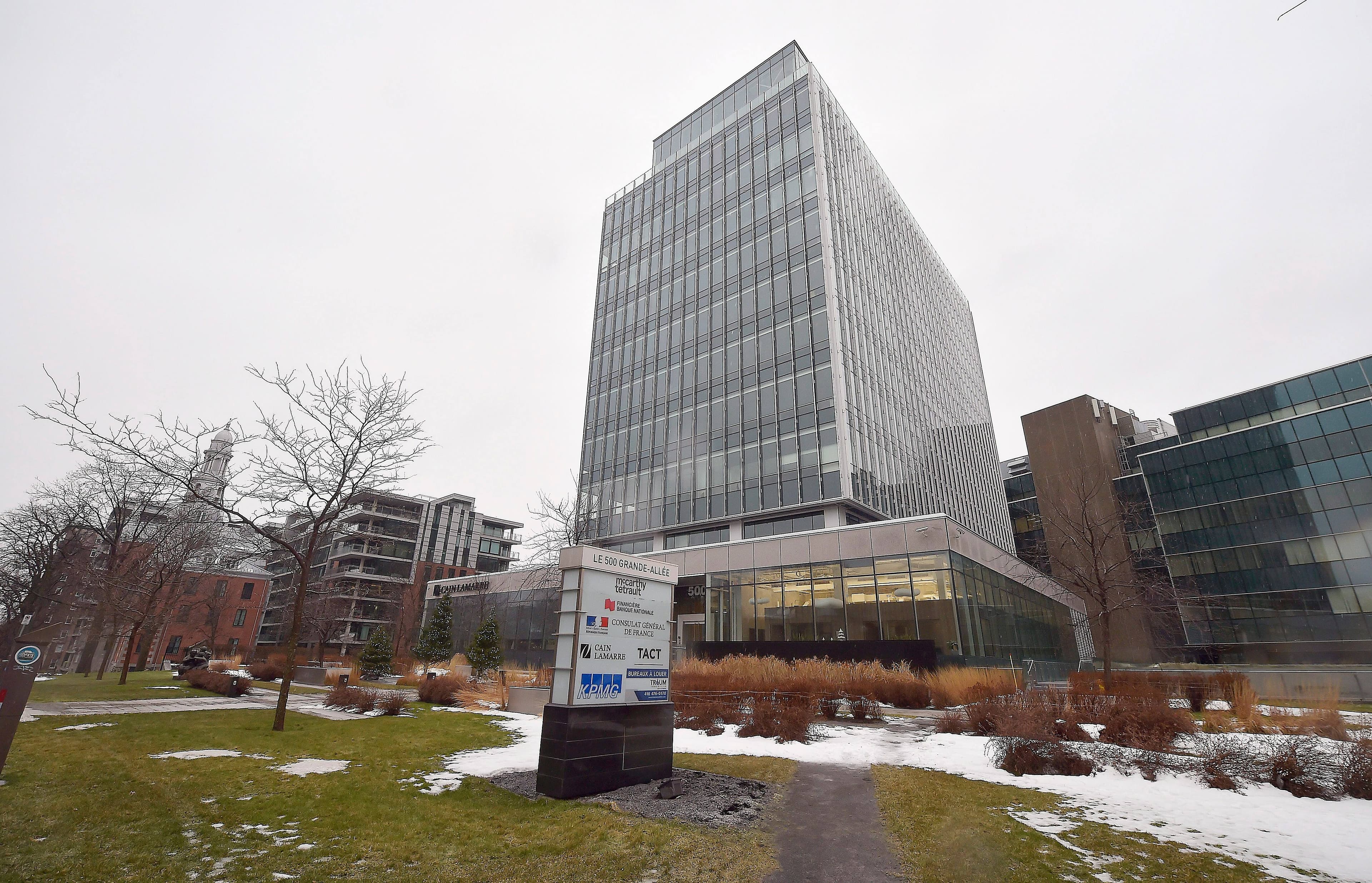 Le 500, Grande Allée Est à Québec (photo) et le 500, René-Lévesque Ouest à Montréal ont été vendus par Québec en 2008.