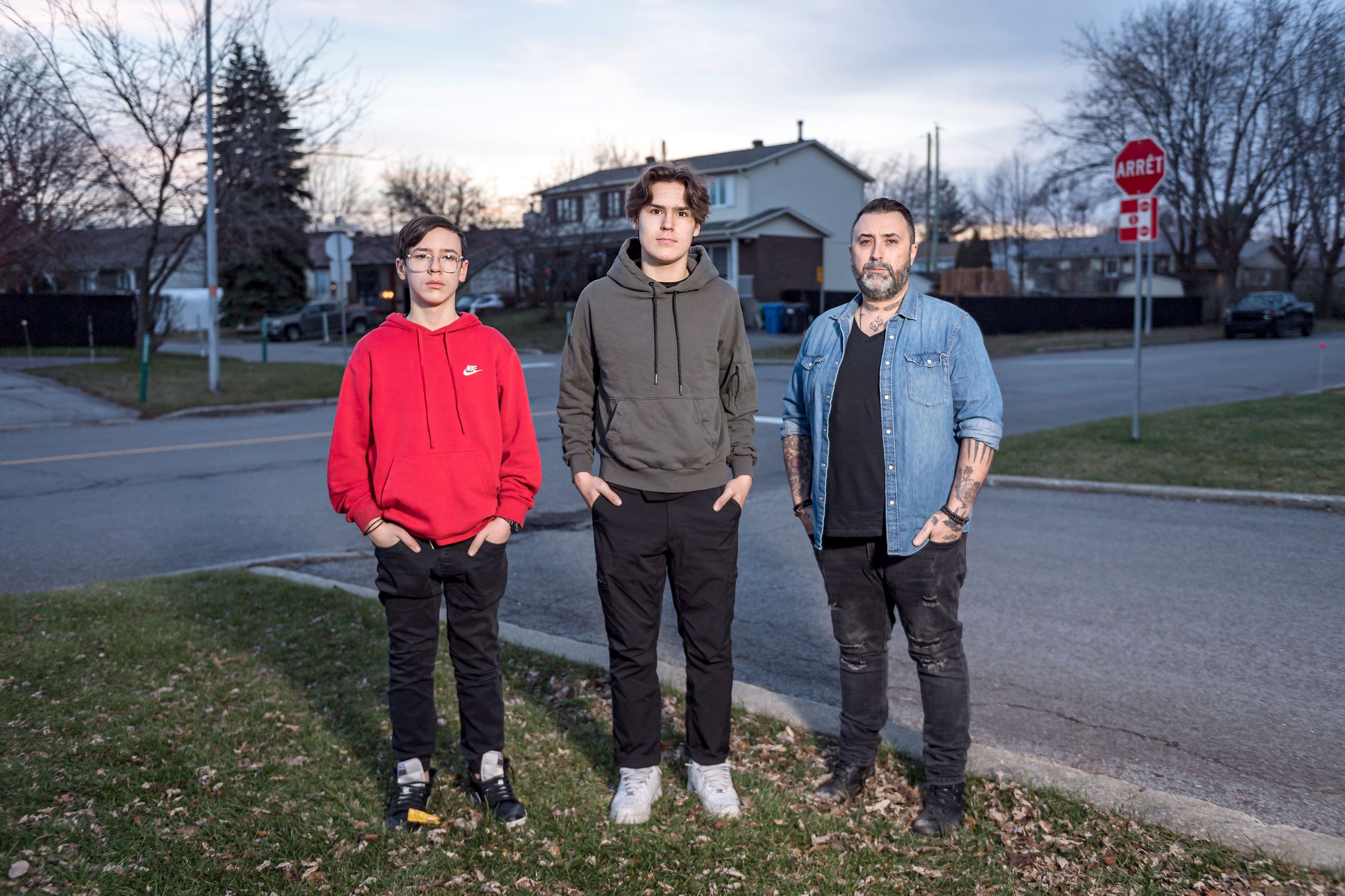 Pierre-Philippe Martin avec ses deux fils, William, 12 ans, et Nicolas, 14 ans, rencontrés hier en fin de journée près de l’endroit où est censé passer l’autobus scolaire chaque matin, dans leur quartier de Repentigny.