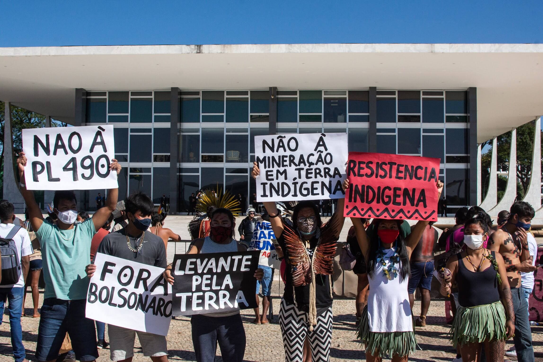 Manifestation pour le maintien des droits autochtones sur le territoire au Brésil.