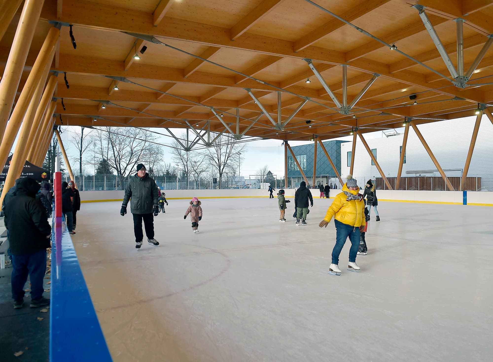 Les citoyens de Saint-Apollinaire ont enfilé leurs patins et ont sauté sur la nouvelle glace couverte et réfrigérée qui portera le nom de l’ex-hockeyeur Philippe Boucher.