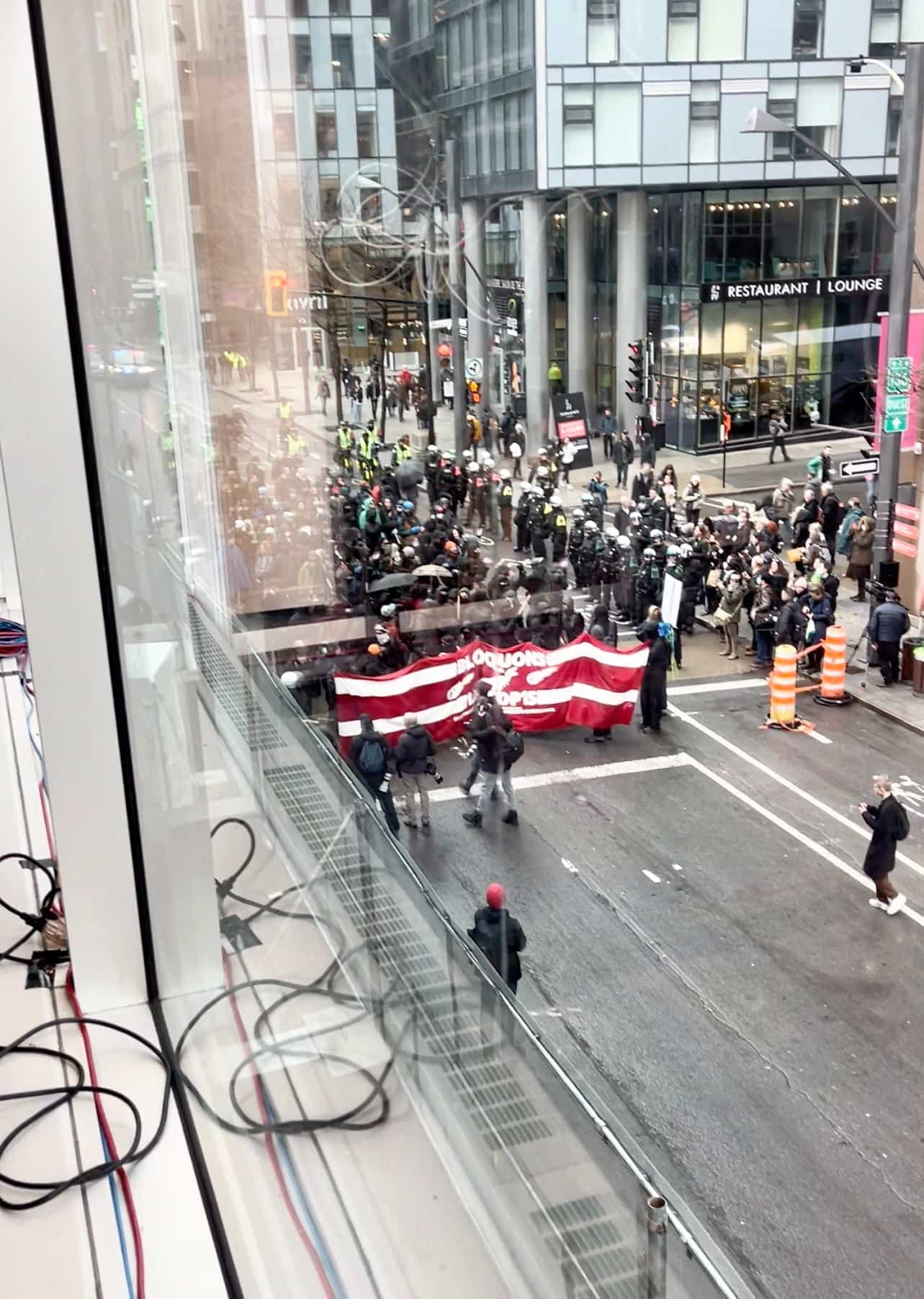 Vue de la manifestation à partir du deuxième étage du Palais des congrès.