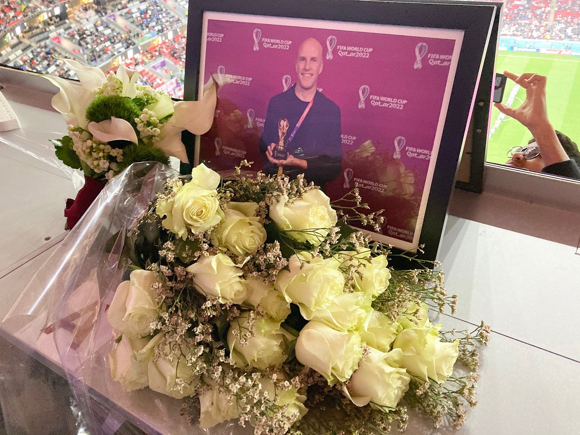 Un petit mémorial à la place qu’aurait dû occuper, samedi, au stade Al Bayt, le journaliste américain Grant Wahl, décédé la veille lors d’un match du Mondial au Qatar.