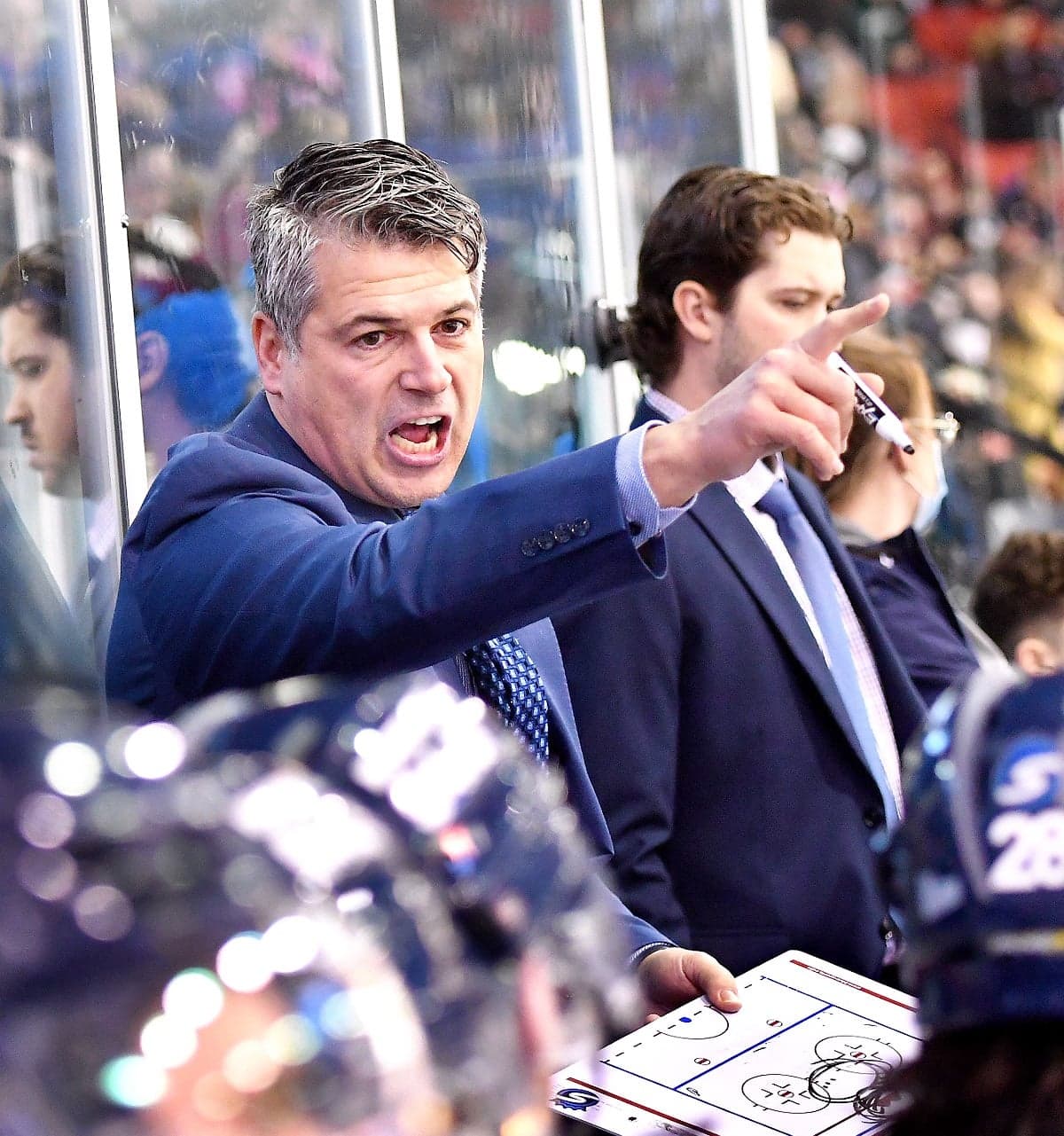 Avec sa 547e victoire en carrière, l’entraîneur des Saguenéens Yanick Jean est devenu le troisième entraîneur-chef le plus victorieux de l’histoire de la LHJMQ. Le voici en action plus tôt cette saison.