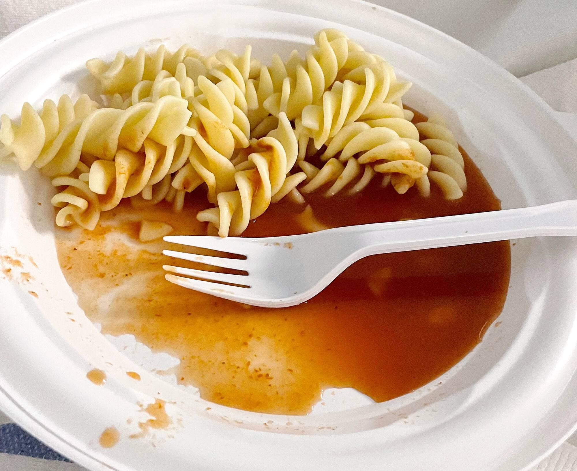 Un autre repas, cette fois-ci constitué de pâtes sur fond de sauce liquide.