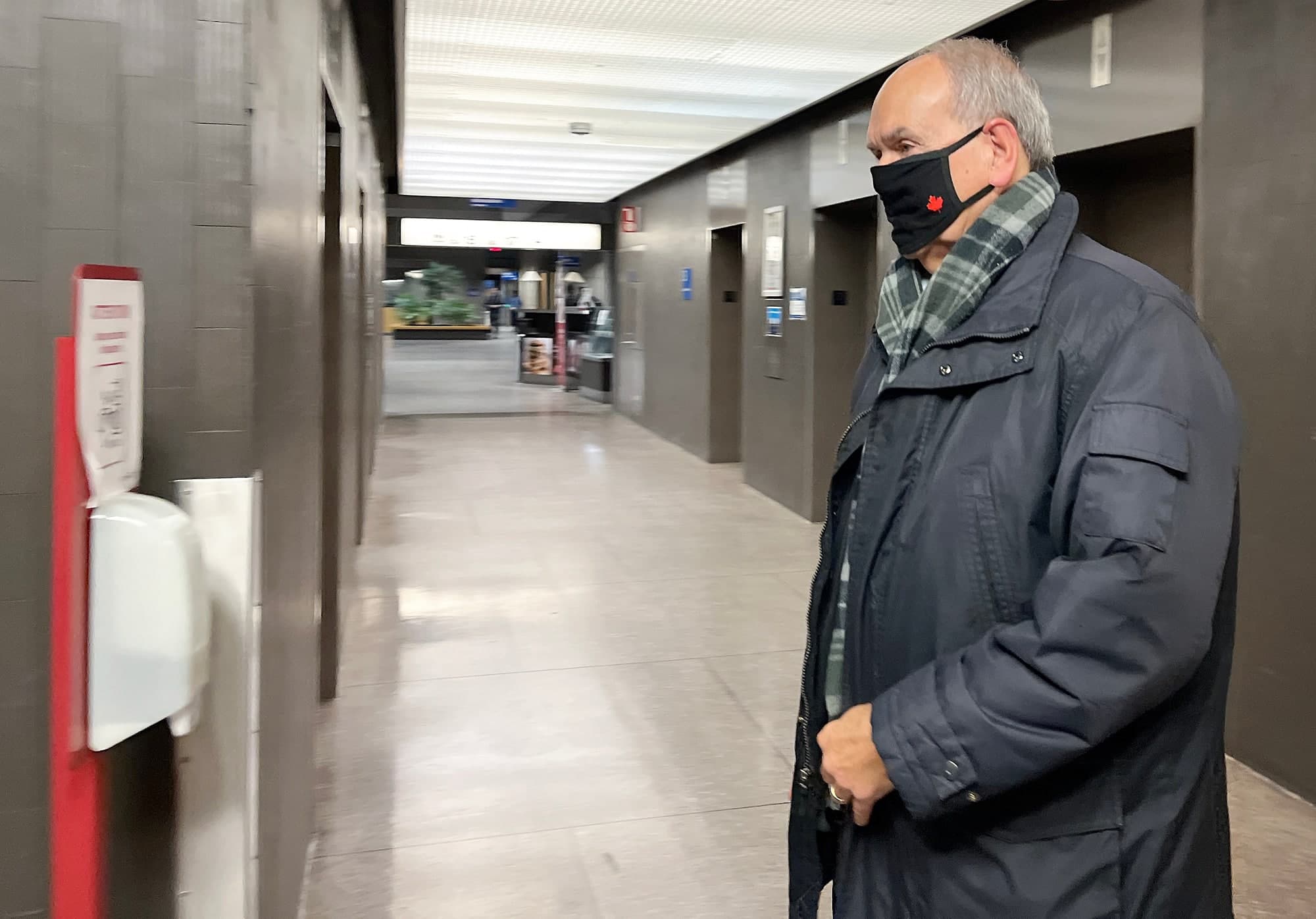 L’ex-enseignant Robert Charpentier, lors de son passage au palais de justice de Montréal en décembre 2022.