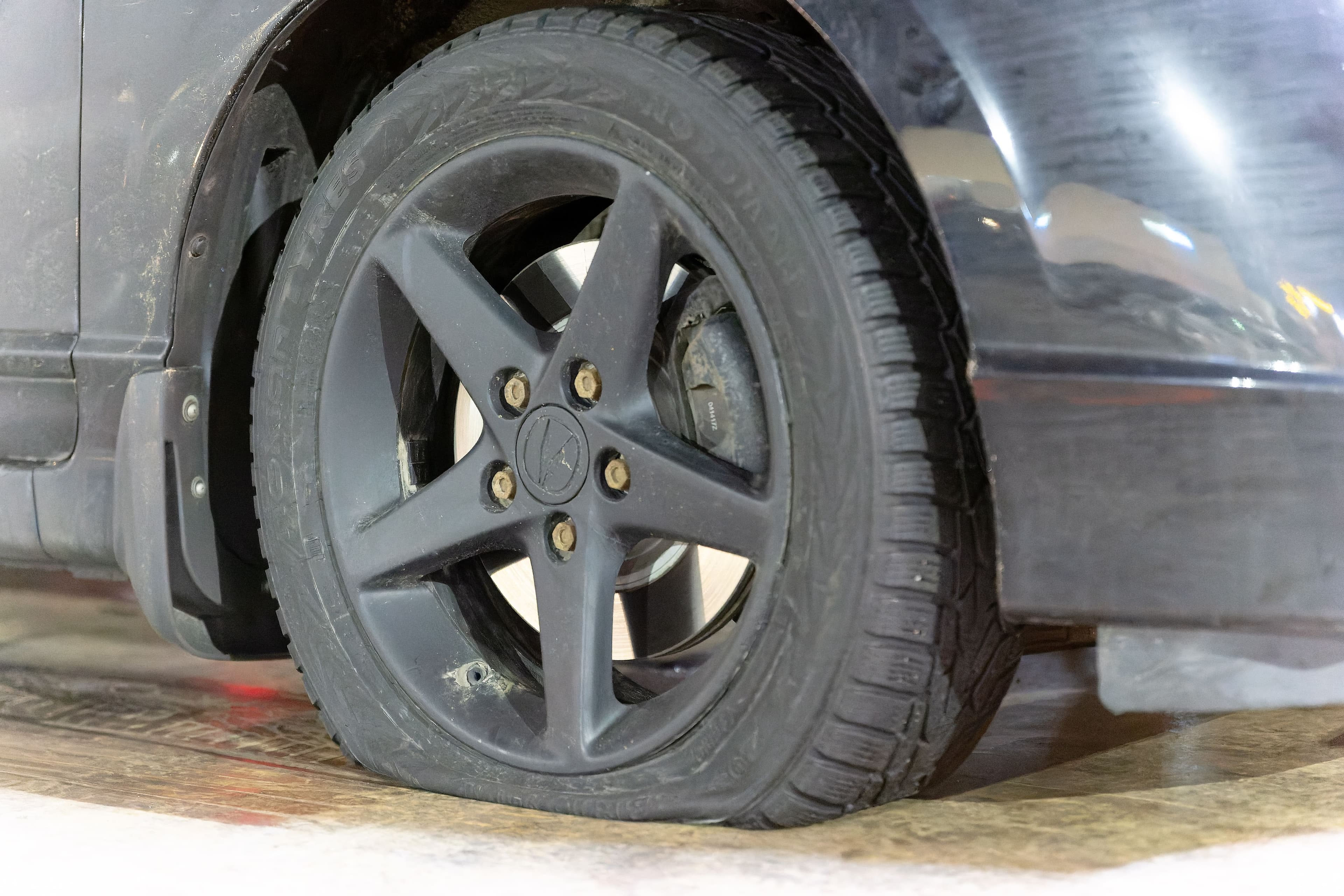 Des agents auraient mis les quatre pneus à plat pour éviter que l’homme prenne la fuite.