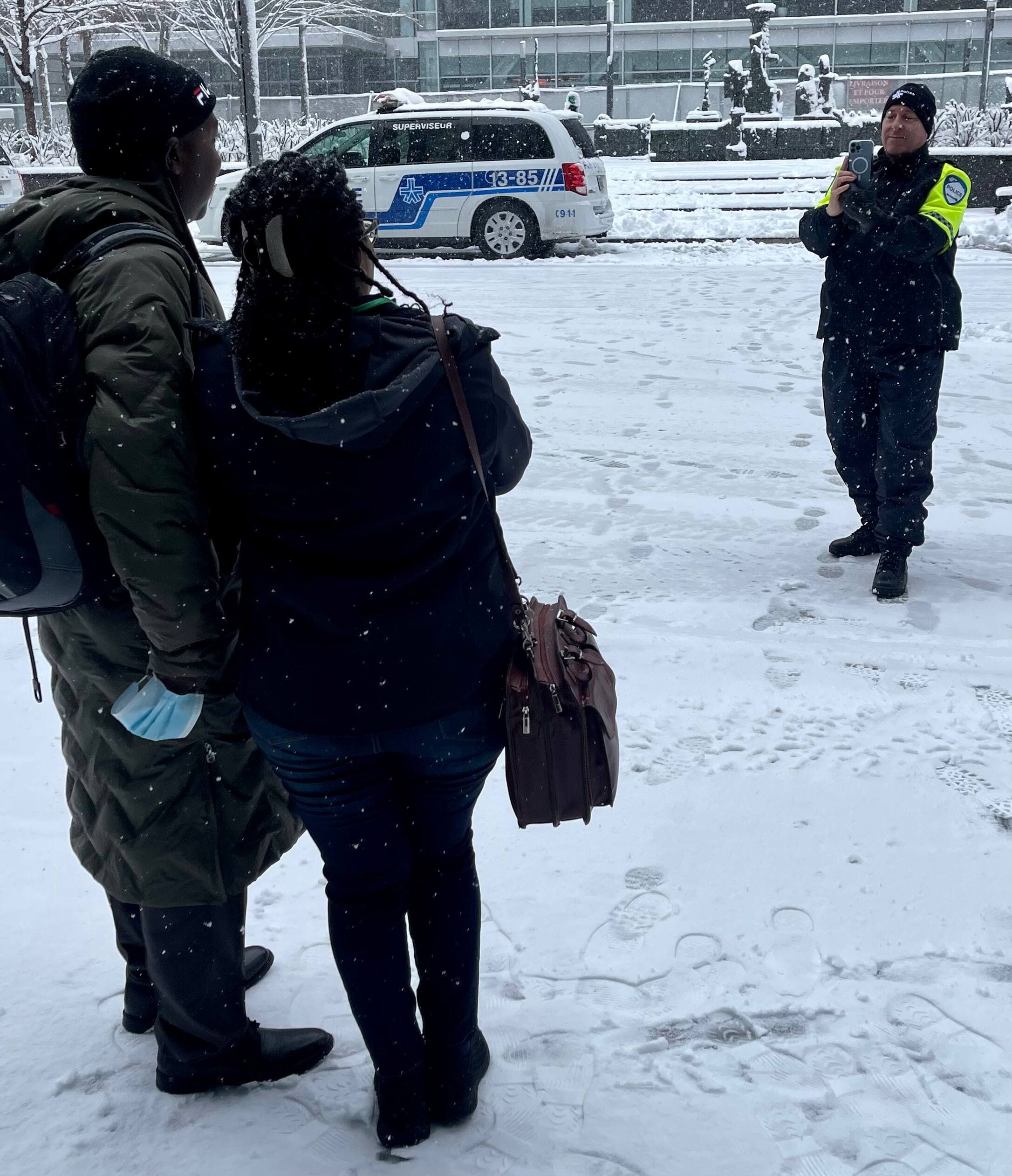 L’agent du SPVM Philip Moogk agissait tant comme photographe que comme policier à la demande des visiteurs internationaux de la COP 15 désireux de se faire immortaliser dans la neige.