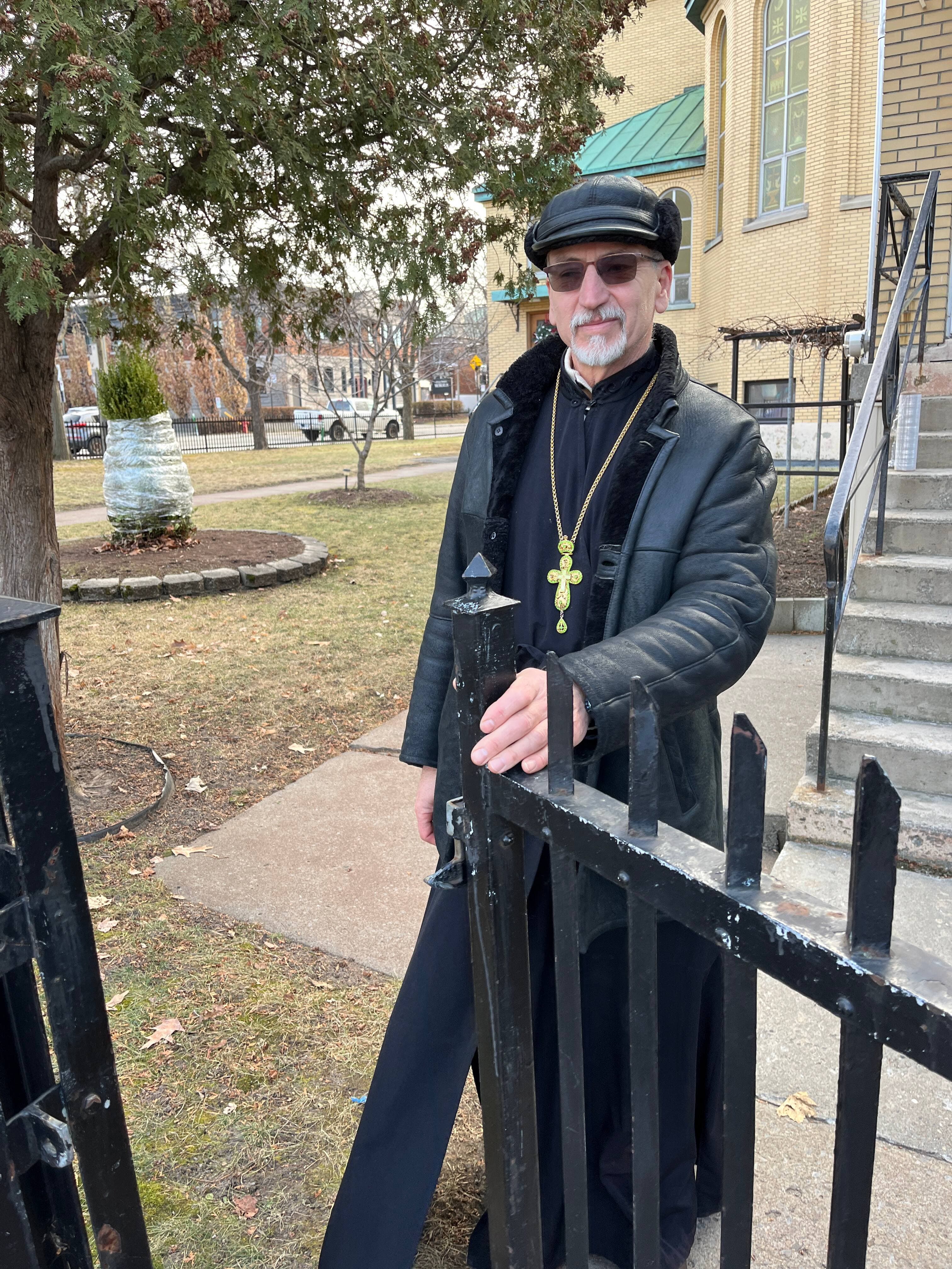 Le père Volodymyr Kouchnir va célébrer les funérailles de la fillette ukrainienne.