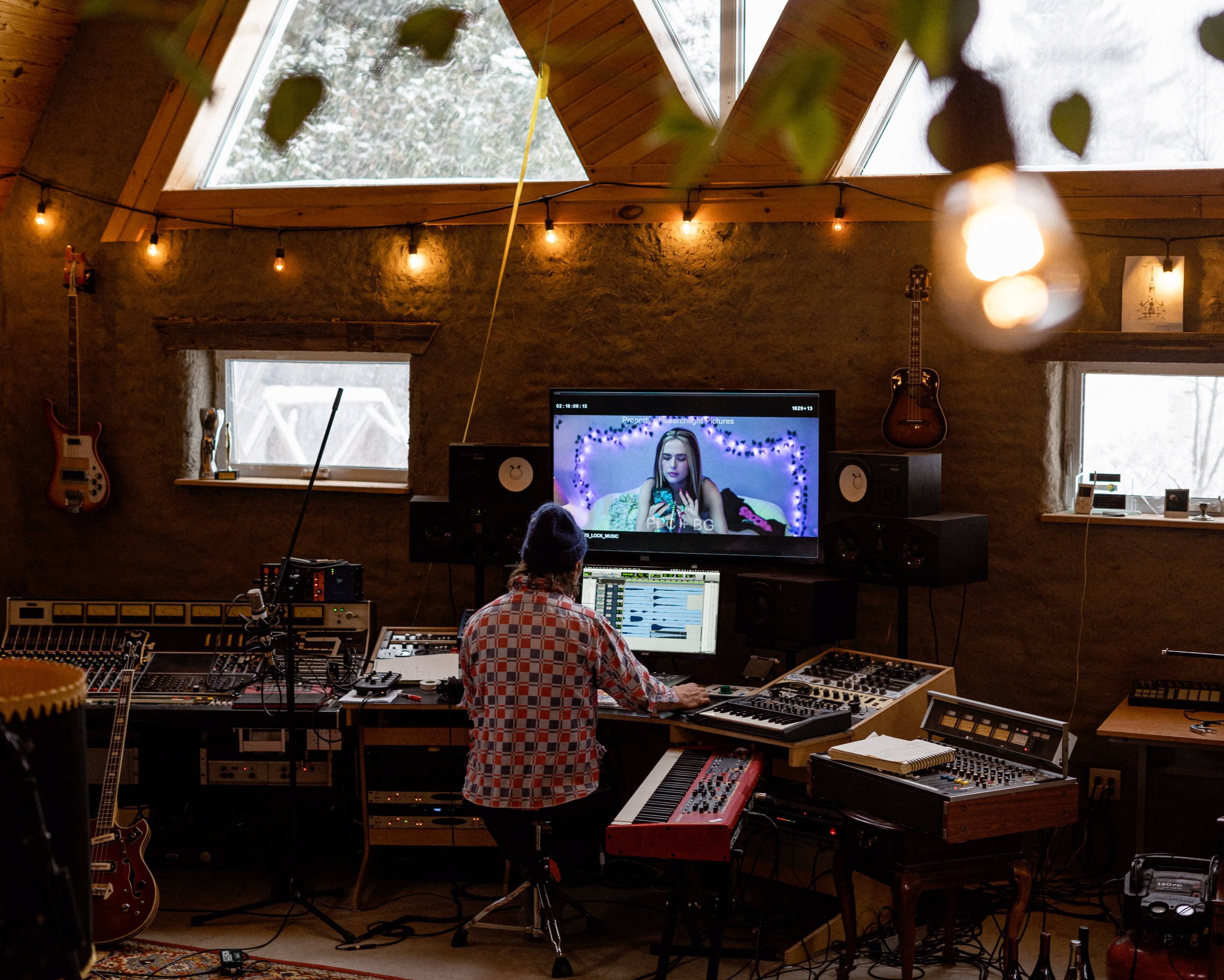 Pilou travaillant dans son studio sur le film Not Okay.