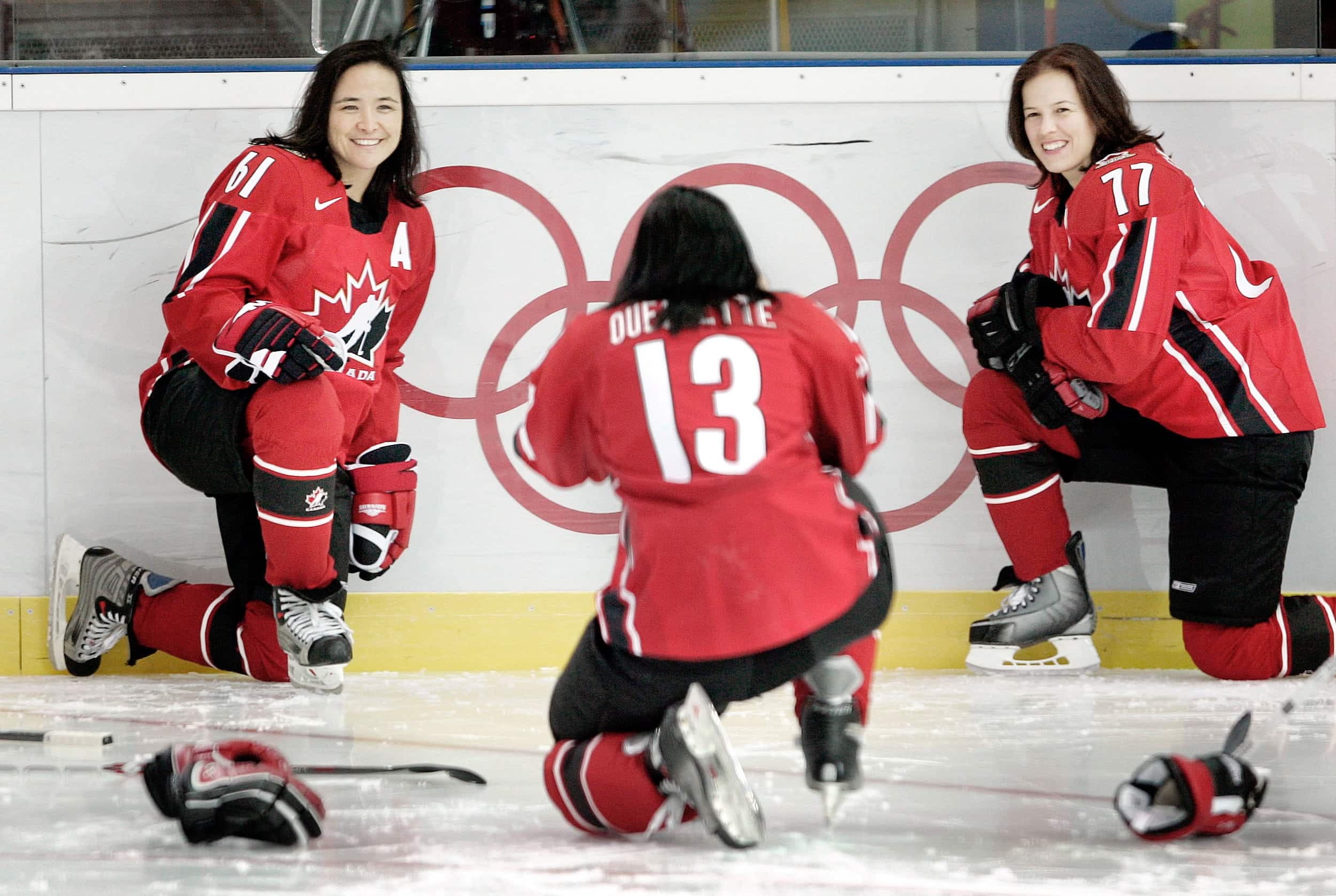 Caroline Ouellette avait immortalisé un moment entre Vicky Sunohara et Cassie Campbell-Pascall (à droite) avant le début des Jeux olympiques de Turin, en 2006.