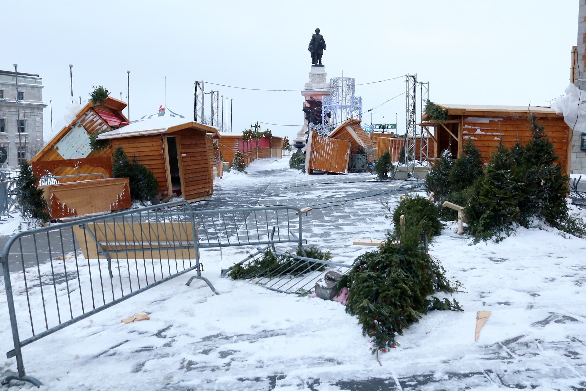 Les installations du Marché de Noël allemand, près du Château Frontenac, ont été complètement ravagées par dame Nature.