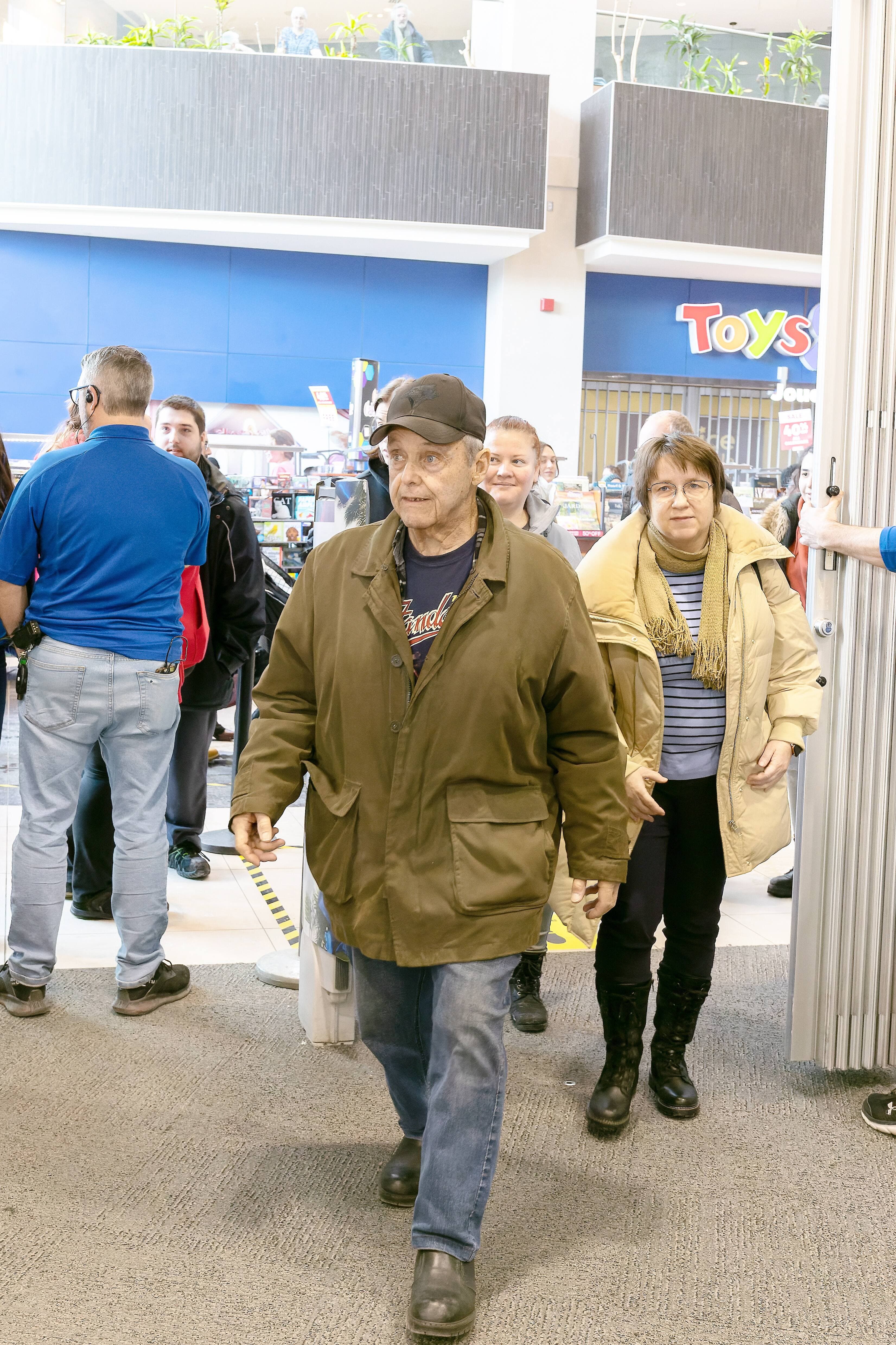 Michel Cloutier était l’un des premiers clients au Best Buy des Galeries de la Capitale. Il est finalement reparti avec une télé.
