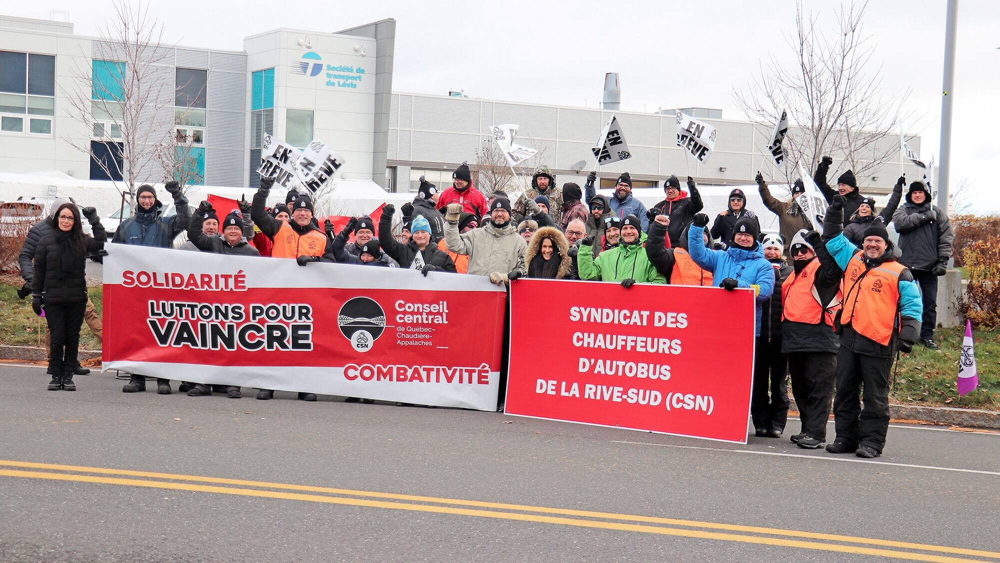 Une manifestation de grévistes sur la Rive-Sud de Québec le mois dernier. Dans un contexte de forte inflation, les conflits de travail, comme celui-ci, à la Société de transport de Lévis, risquent de se multiplier en 2023, au Québec.