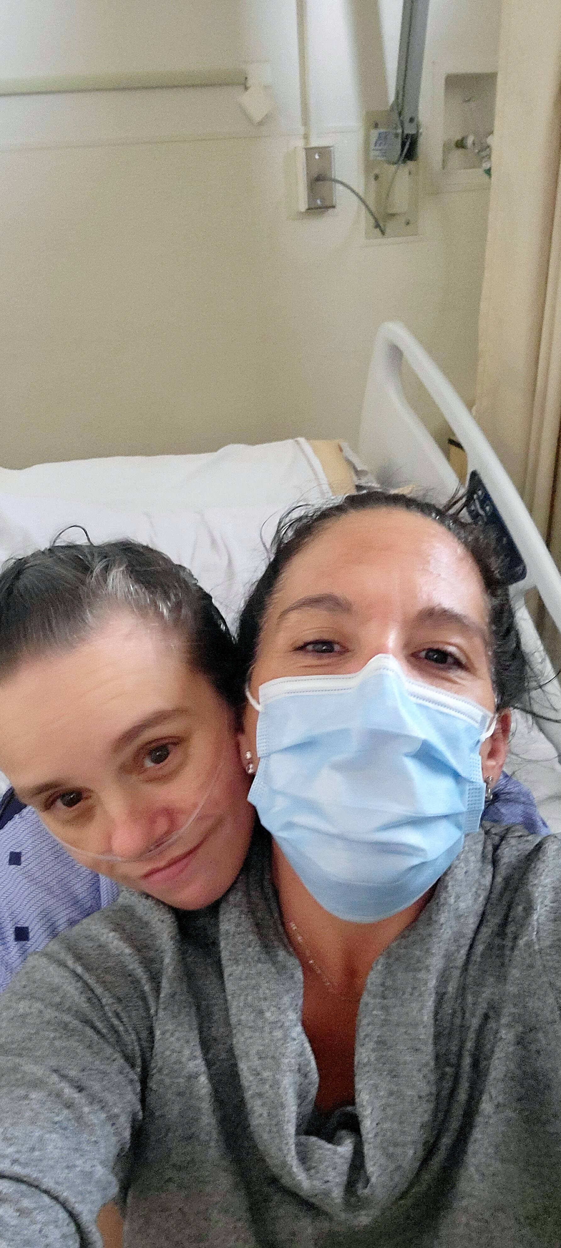 Stéphany Beauchamp (avec un masque) en compagnie de sa cousine Kathy Layette, cet automne.