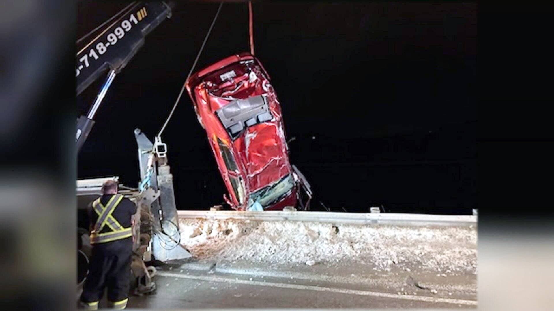 Les deux occupants du véhicule ont subi des blessures mineures. L’automobile a été extirpée de la rivière.