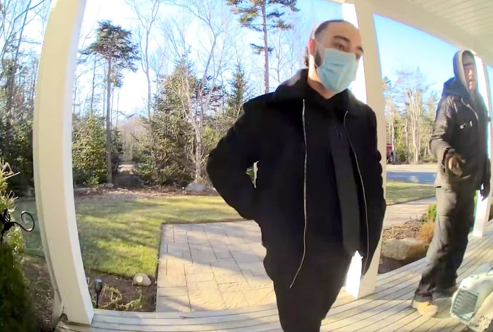 Photo de caméra de sécurité où Omar Zanfi prétend être un «garant de caution» pour percevoir de l'argent à une victime.