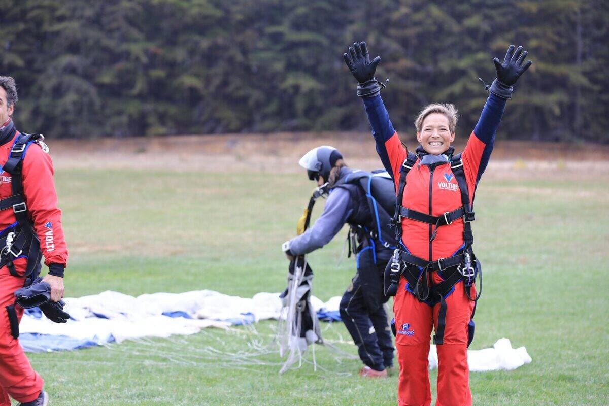 Elle a réalisé son rêve de sauter en parachute avec toute sa famille la semaine dernière.