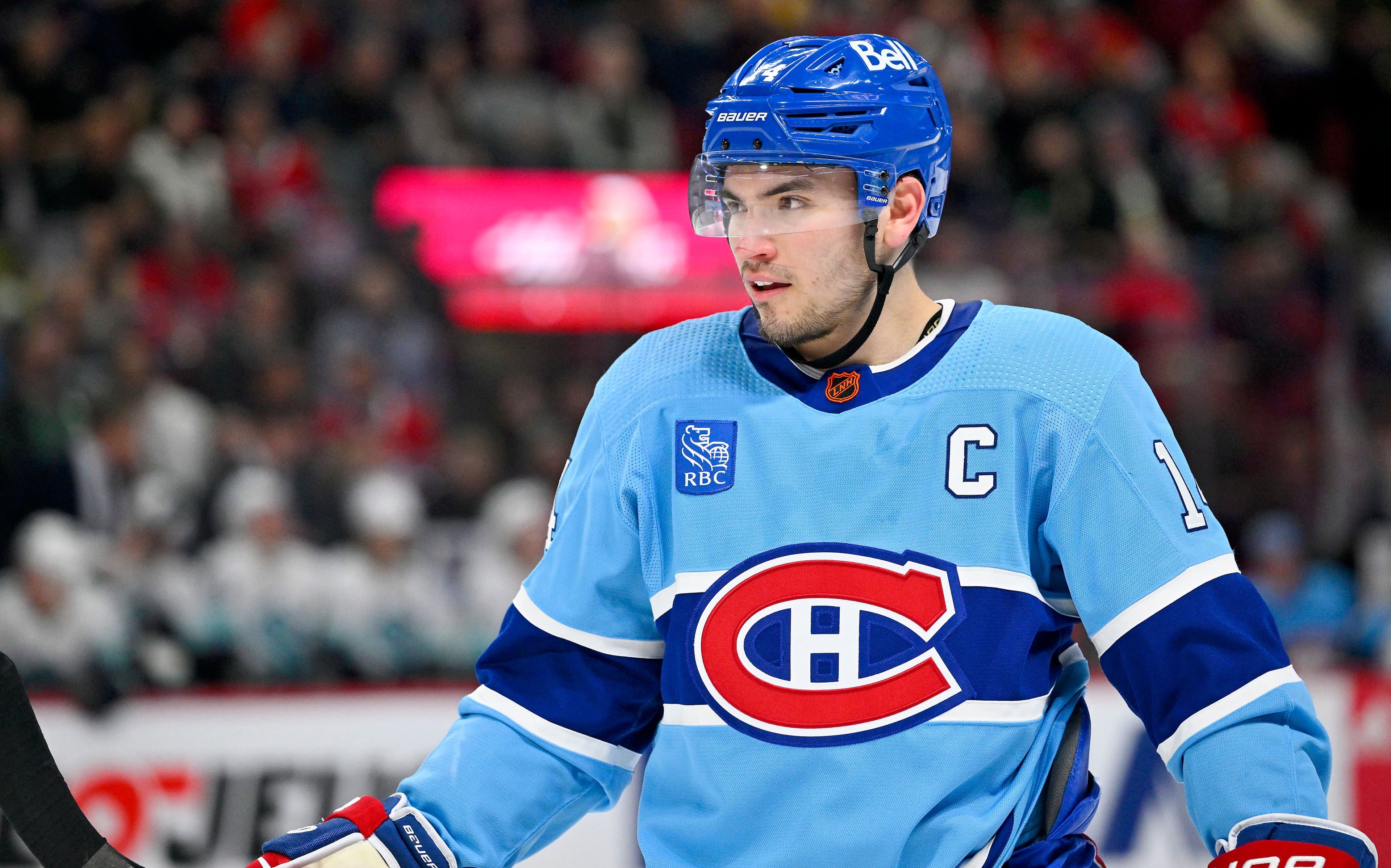 Nick Suzuki est un jeune capitaine. Les vétérans doivent le soutenir.