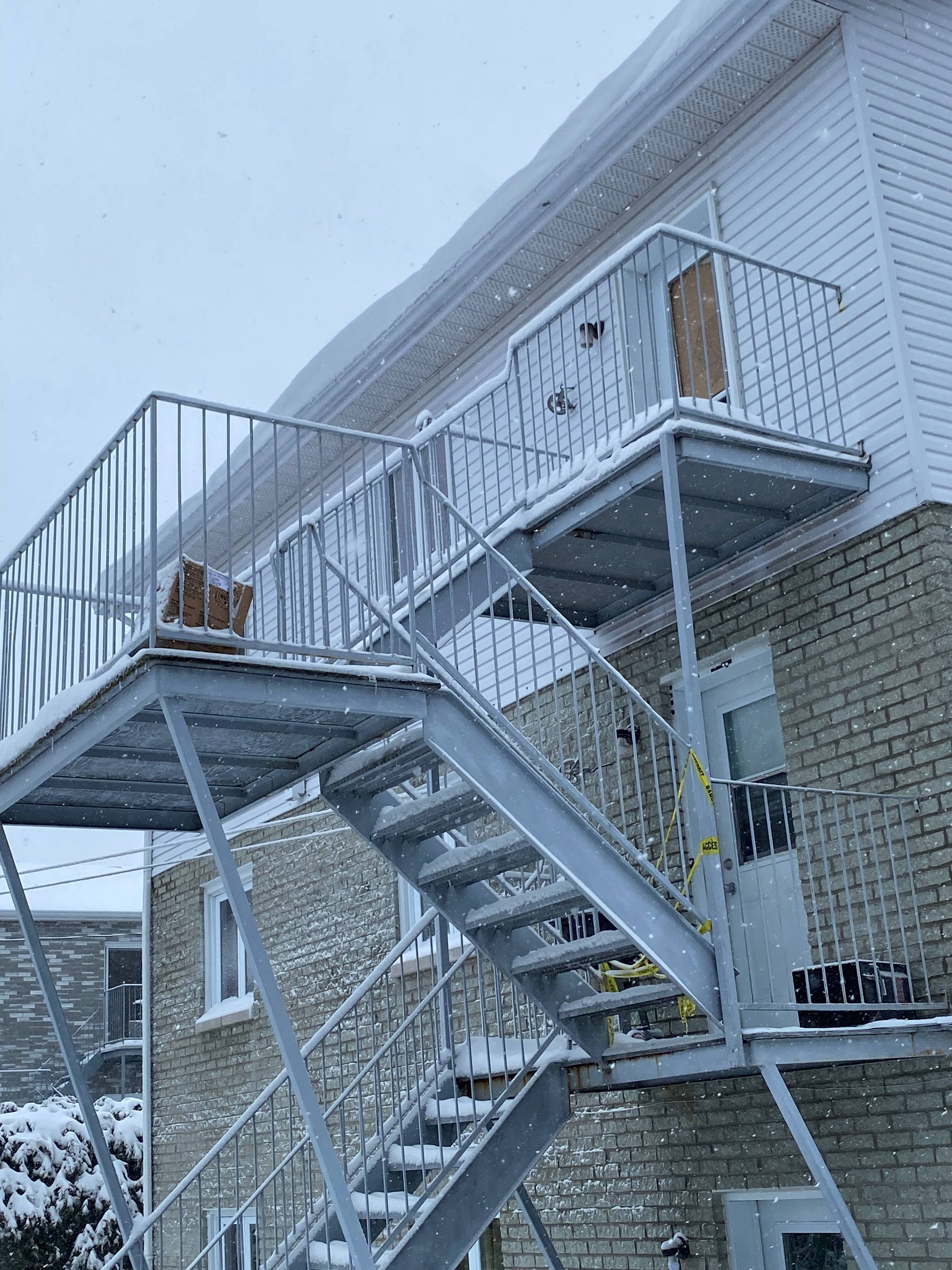 La porte arrière était barricadée vendredi.